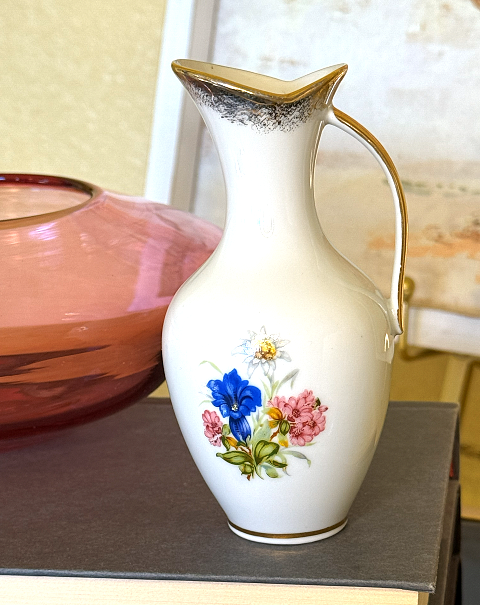 Porcelain Bud Vase 2.png