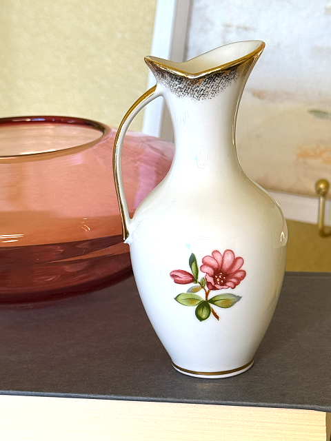 Porcelain Bud Vase 4.png