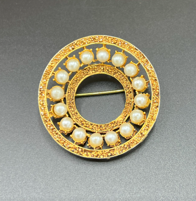 Round Gold and Diamond Brooch 5.png