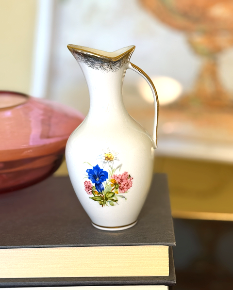 Porcelain Bud Vase 1.png