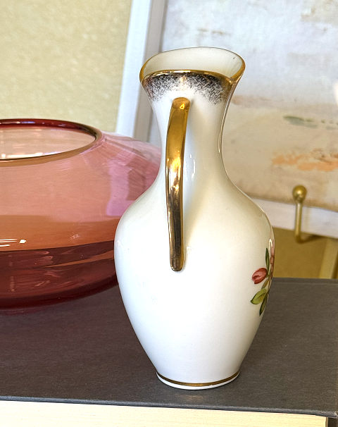 Porcelain Bud Vase 3.png