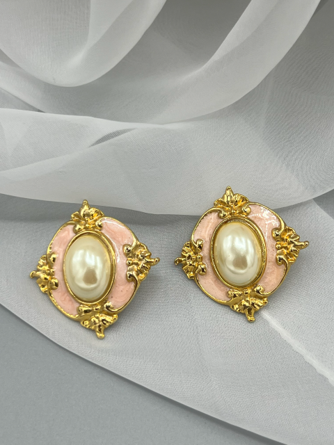 Pearl and Gold Earrings 5.png