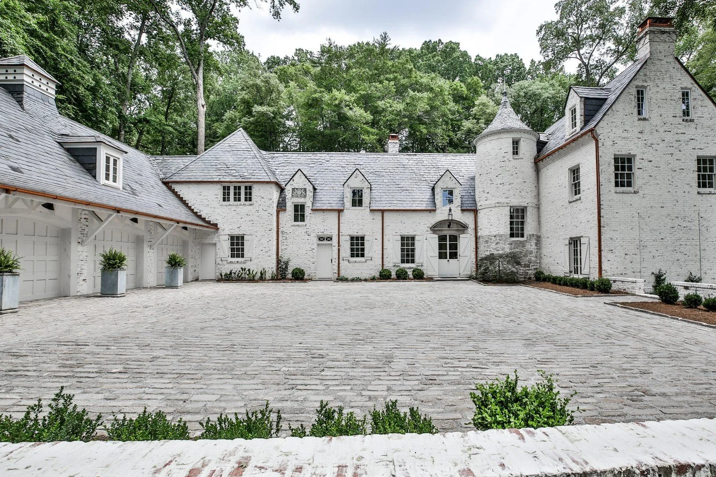 845 CLIFTON RD. NE✨ A Transformation in Historic Druid Hills!⁠
⁠
What I believe to be part of my &lsquo;secret sauce&rsquo; in real estate is my husband, Tommy &amp; I have a passion for renovating historic homes &ndash; and 845 Clifton Rd. NE I refe