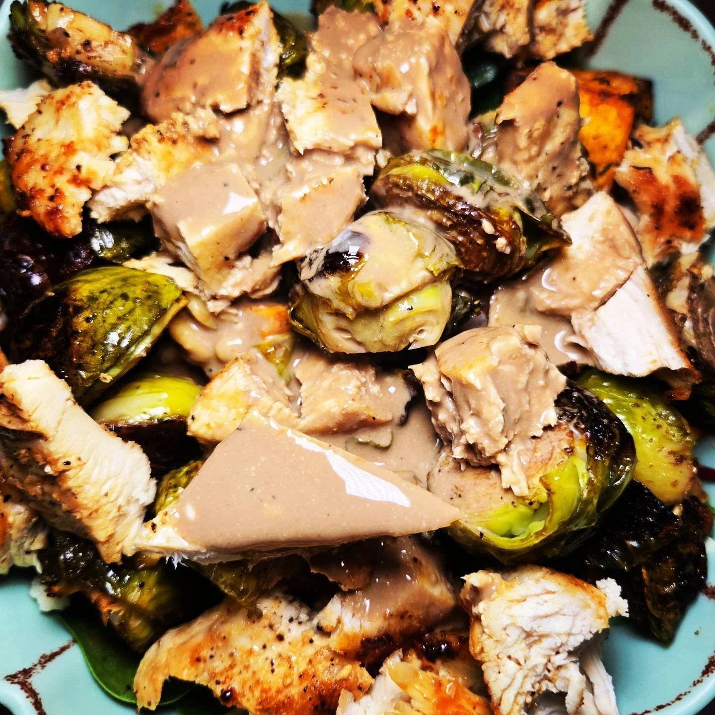 Sometimes, just throwing stuff in a bowl works! I saw a knock-off harvest bowl recipe from some restaurant I've never heard of and thought, why not try something similar with whatever I had at home. So here's the list of ingredients: power greens, ro