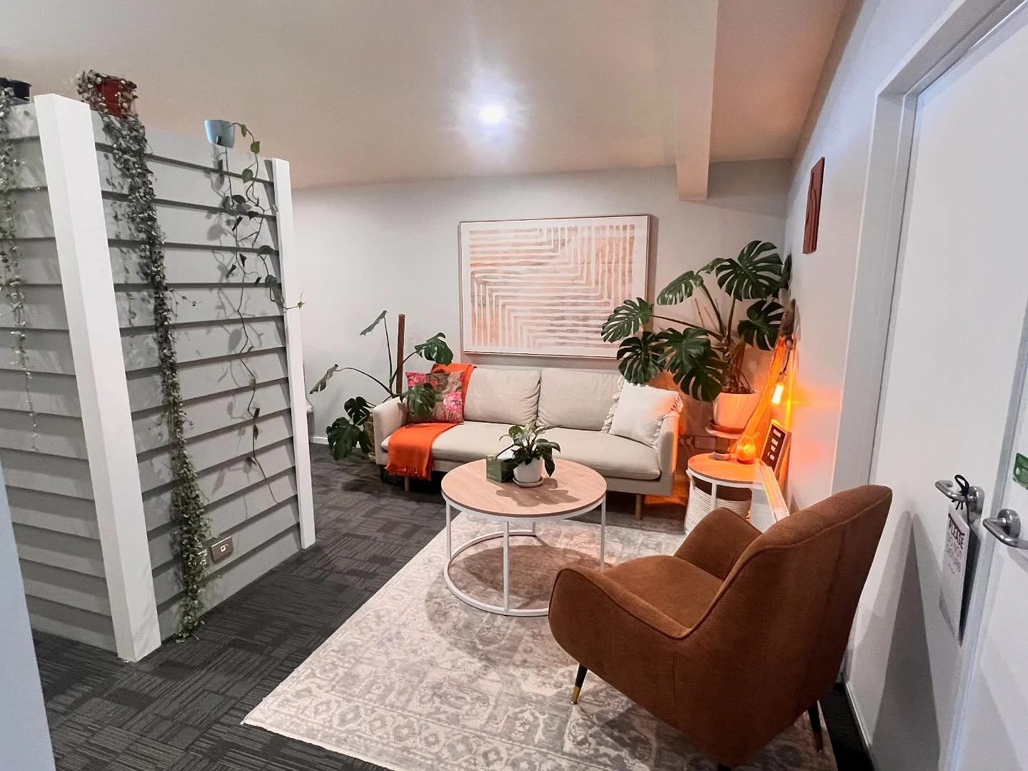 👀 Have a sneaky peak into our lovely office space 😍

We know that attending therapy can be daunting, so we want to make it as easy as possible for you.

Based in Glenda Drive, our space is accessible by public transport and also has free (90 minute