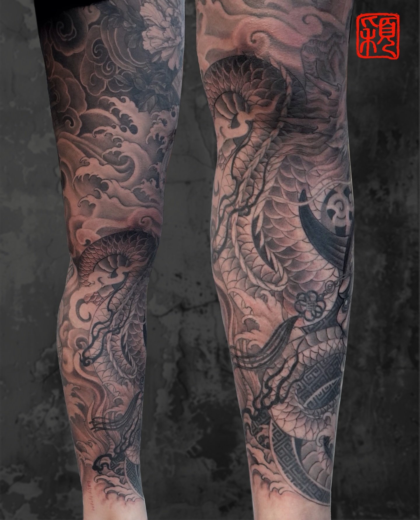 Freshly completed full leg sleeve &mdash; this client originally did the thigh piece four years ago, and this time we continued seamlessly down to the shin and calf, connecting everything into one complete story.
The design blends Hannya mask, dragon