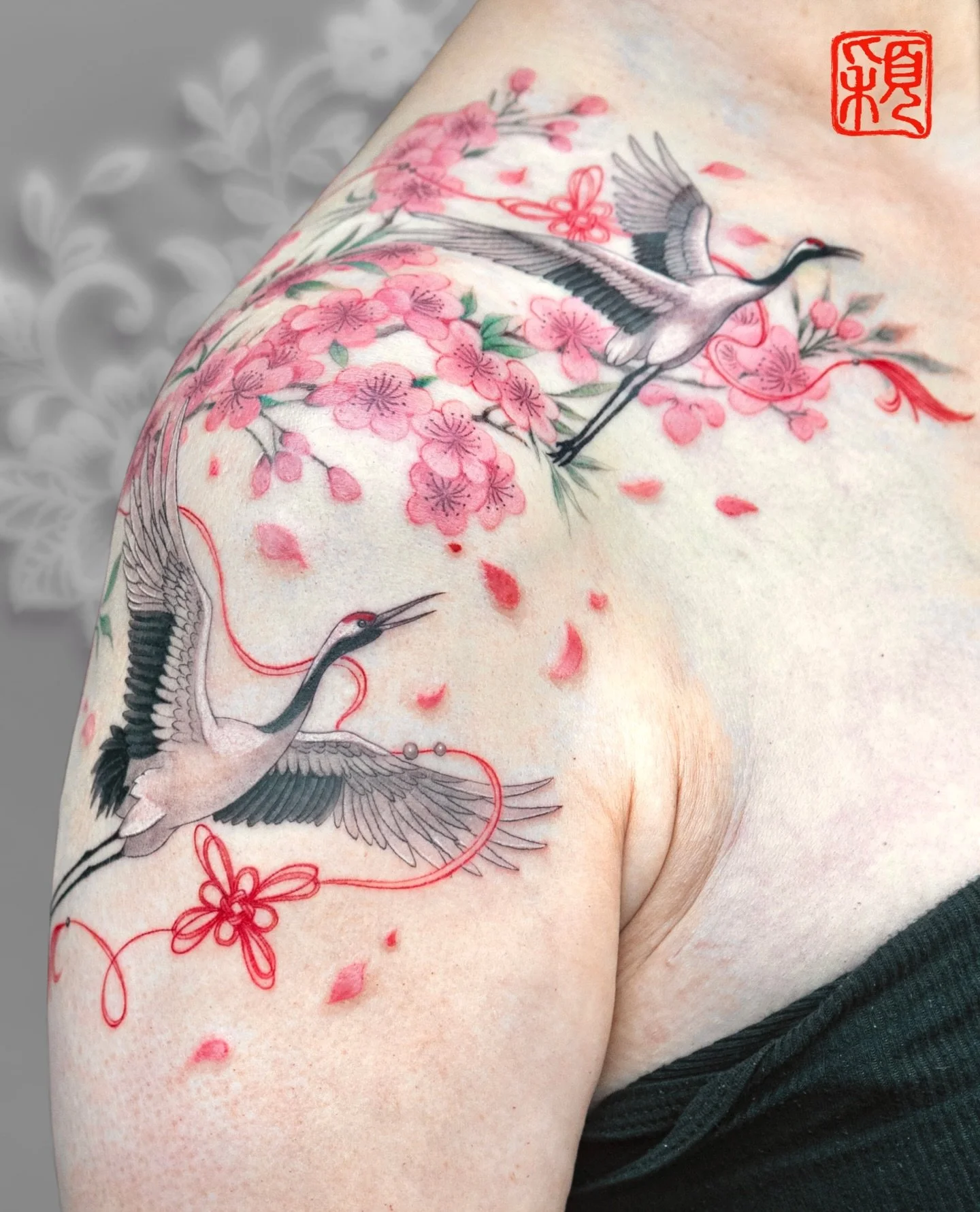 Years ago, I tattooed the dragon on her back.
This time, we completed the story.
By connecting the dragon on her back with the cranes across her collarbone, the piece finally became whole - a continuous composition flowing through time and the body.
