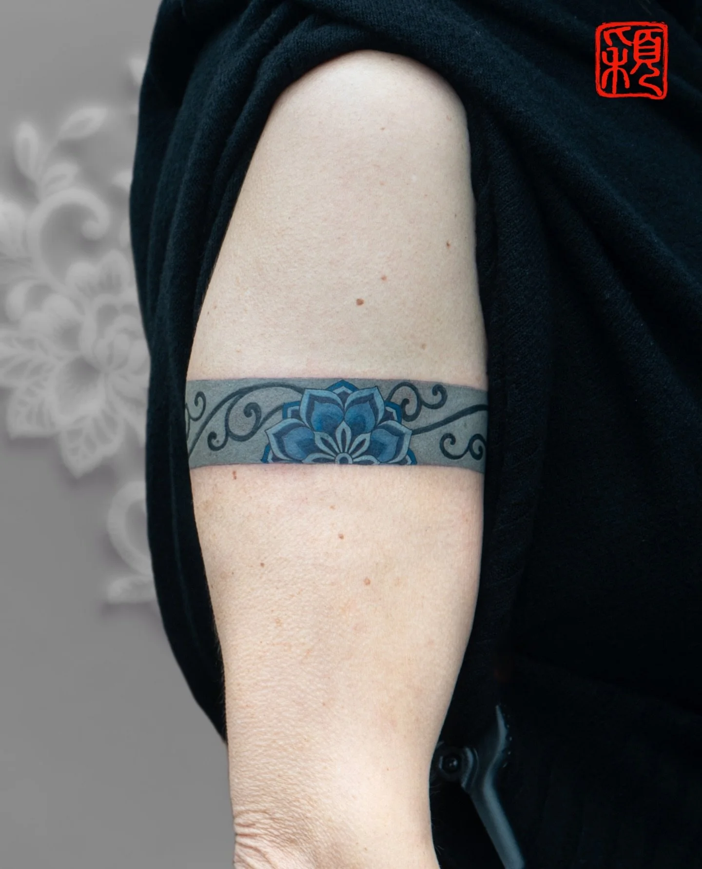 A clean cover-up band tattoo.

The original design had softened over time.
This piece was reworked with stronger structure, deeper tones, and a more balanced flow &mdash; keeping it calm, elegant, and made to age well.

Sometimes it&rsquo;s not about