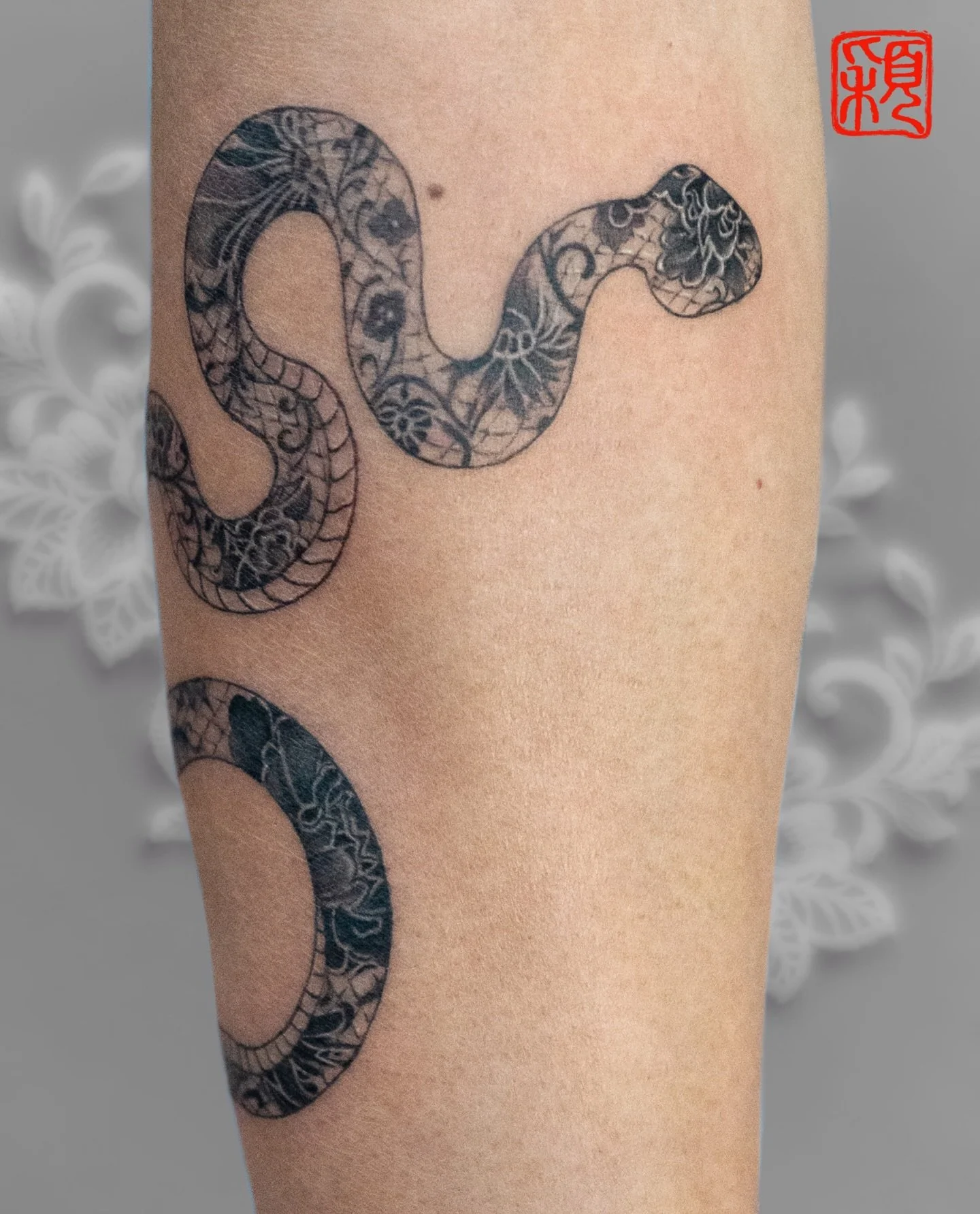 A different kind of serpent.
Instead of aggression, we focused on flow.
Traditional blue-and-white porcelain patterns woven into the body.
Designed exclusively for the wearer.

Los Angeles
By appointment only.
#blackandgreytattoo #ornamentaltattoo #s