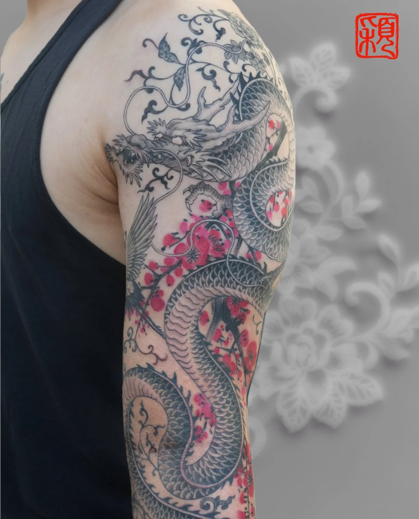 Dragon sleeve with plum blossoms and crane.
A balance of strength and elegance.
Custom design for the body.

#dragontattooart #dragontattoo #dragontattoos #porclaintattoo #slevetattoo