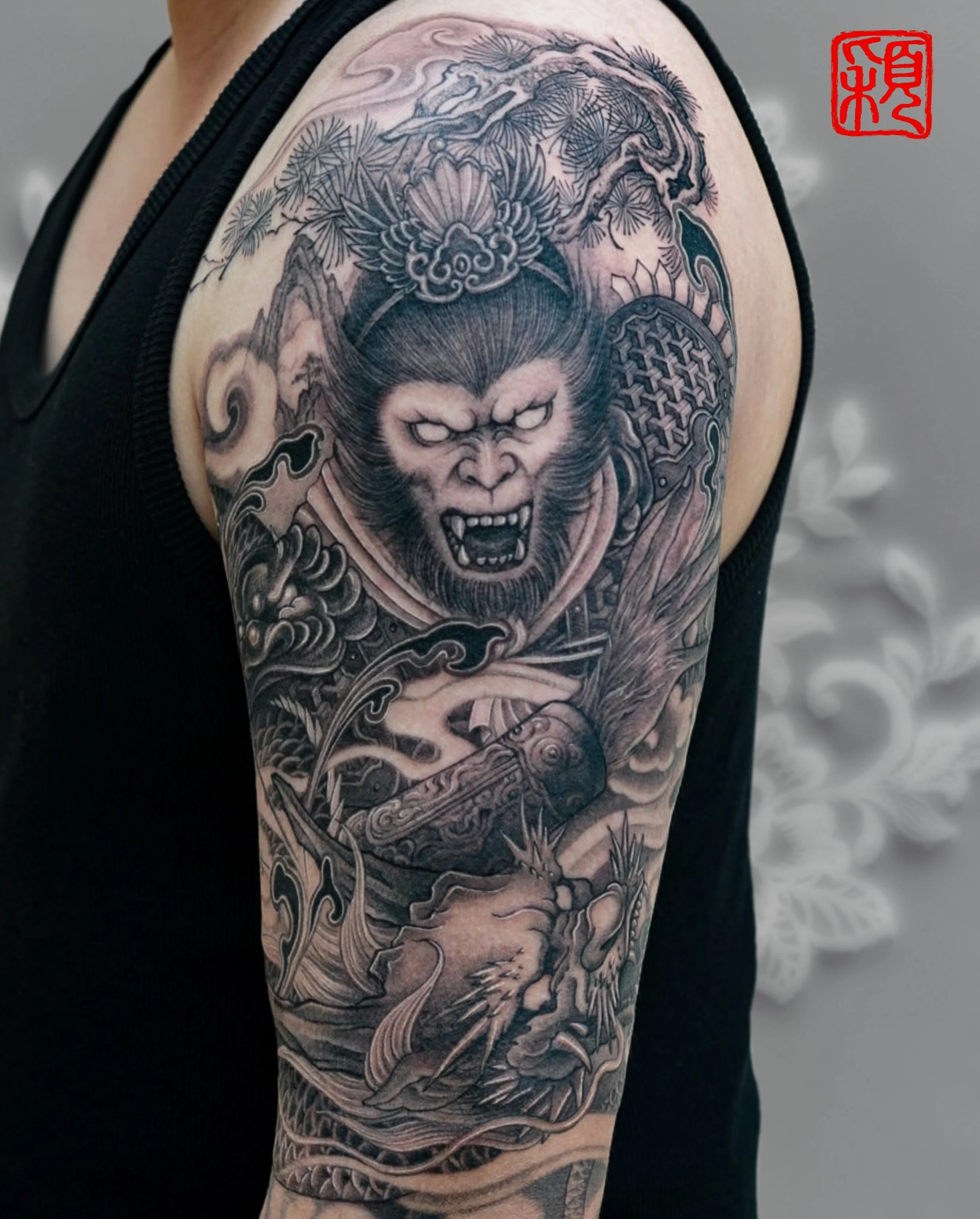Monkey King and dragon &mdash;
two forces, one flow.

Designed to move as the body moves.

针对性：

#tattoo #blackandgreytattoo #monkeyking #sunwukong #dragontattoo
