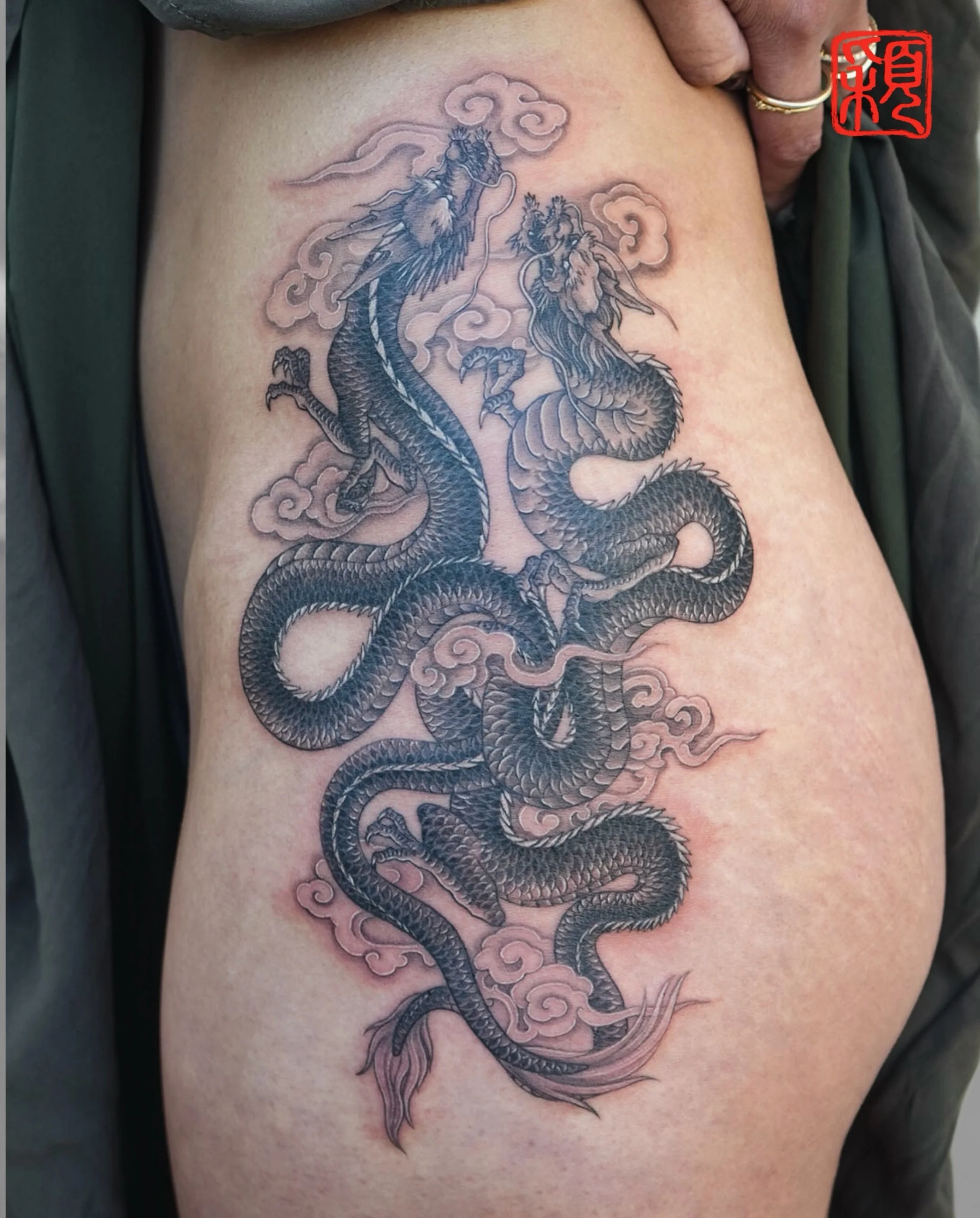 Two dragons in motion, balanced between strength and flow.
Designed to follow the natural structure of the body, creating a powerful yet harmonious composition.

Built entirely in black and grey, focusing on depth, contrast, and long-term clarity as 