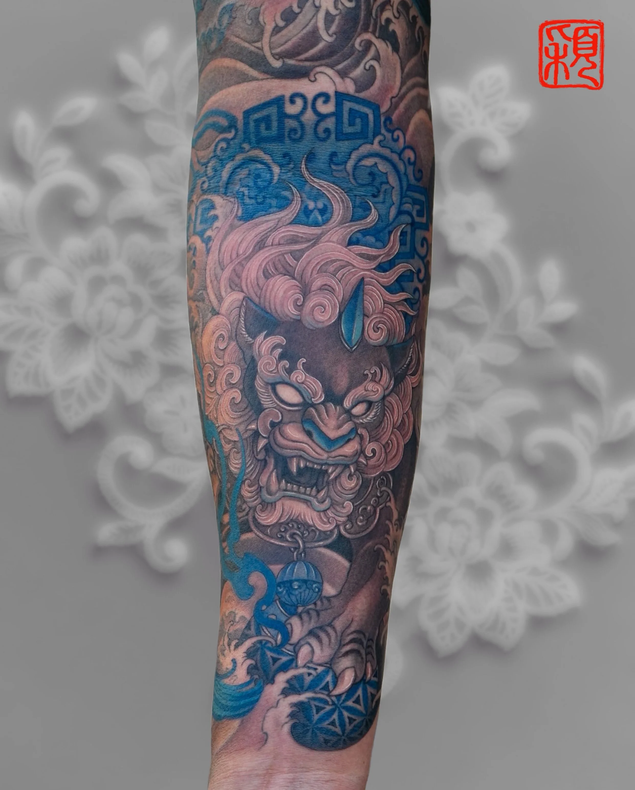Blue porcelain spirit.
A guardian carved in porcelain blue, flowing through smoke, clouds, and skin.

#fudogtattoo
#blueporcelaintattoo
#chinesetattoo
#irezumitattoo
#inkwashtattoo