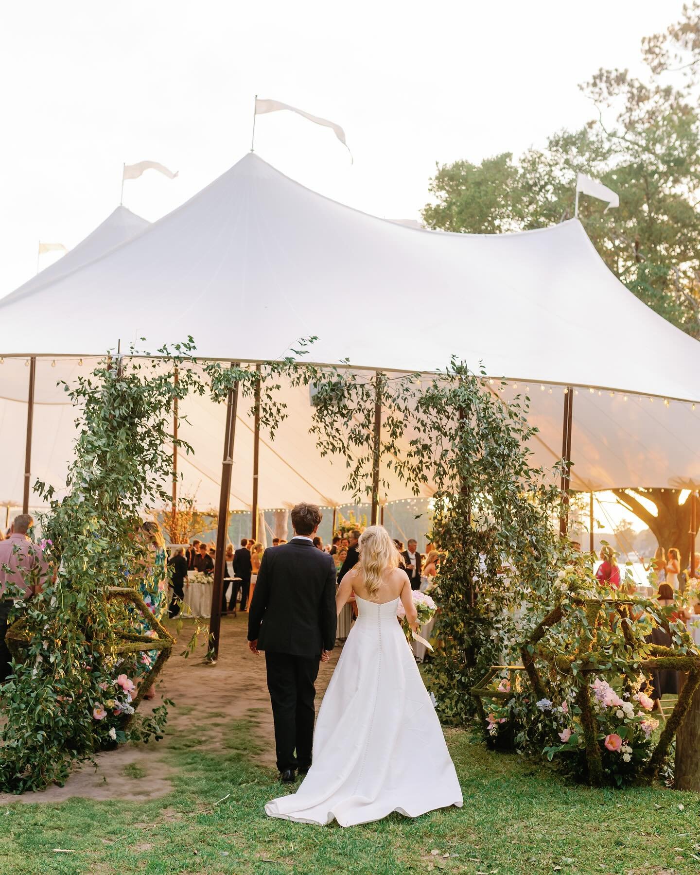 Bryce &amp; Rob&rsquo;s wedding day was pure magic ✨ Their custom wedding crest, inspired by elements from their envelope liner, brought a personal touch to every element - from the koozies and signage to their wedding cake. And how cute are these ma