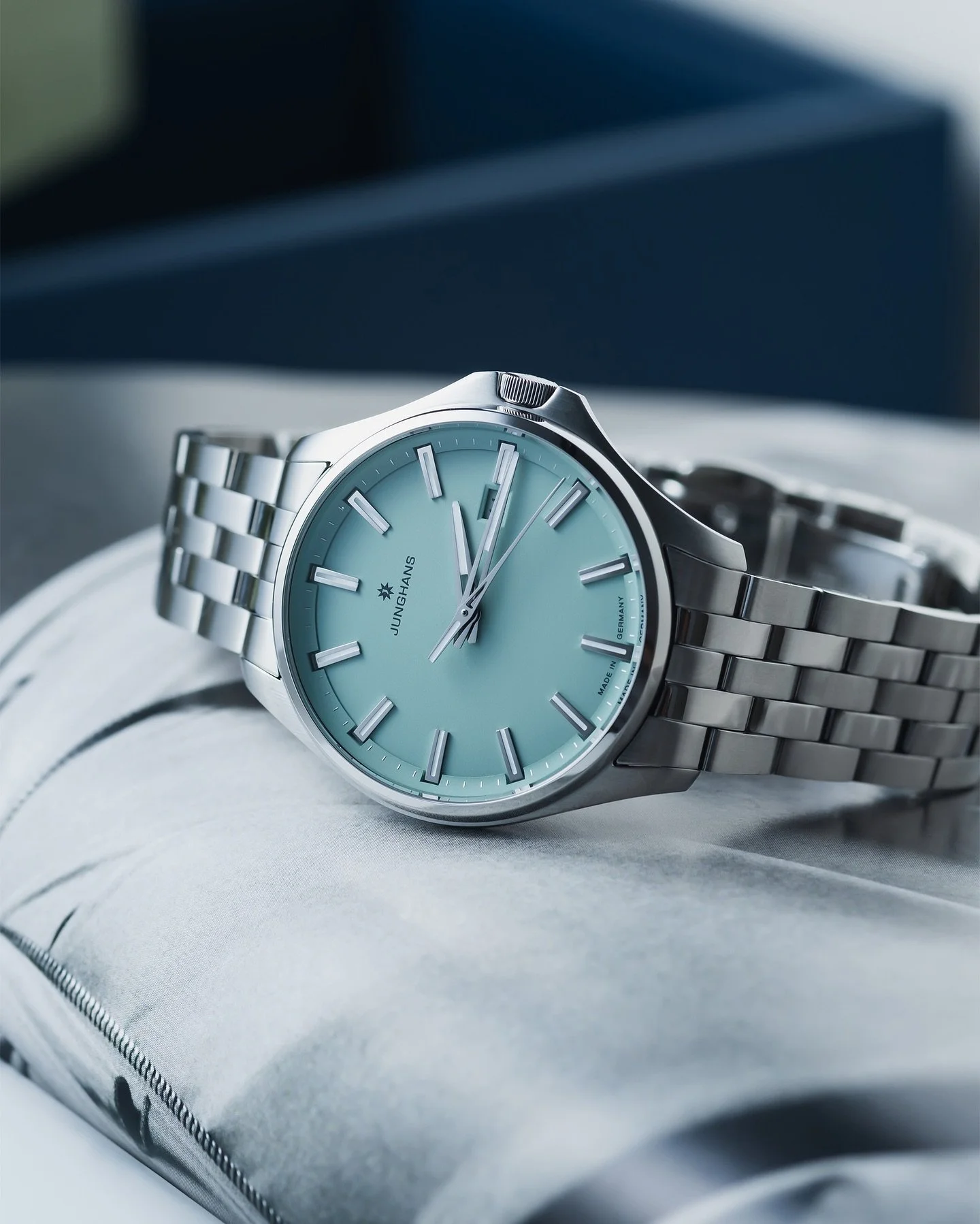 Timeless elegance meets modern minimalism with the @junghansgermany Meister, with its eye catching mint dial and refined stainless steel bracelet, it is the definition of German craftsmanship, redefined!

#Junghans #WatchOfTheDay #WristWatchCheck #Ti