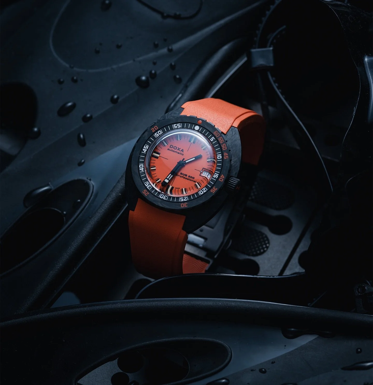 As you venture deeper underwater, light finds it difficult to penetrate the depths, the @doxawatchesofficial SUB 300 Carbon is equipped with features to keep your watch as visible as possible in dark conditions!

#doxa #doxawatches #yourcalltoadventu