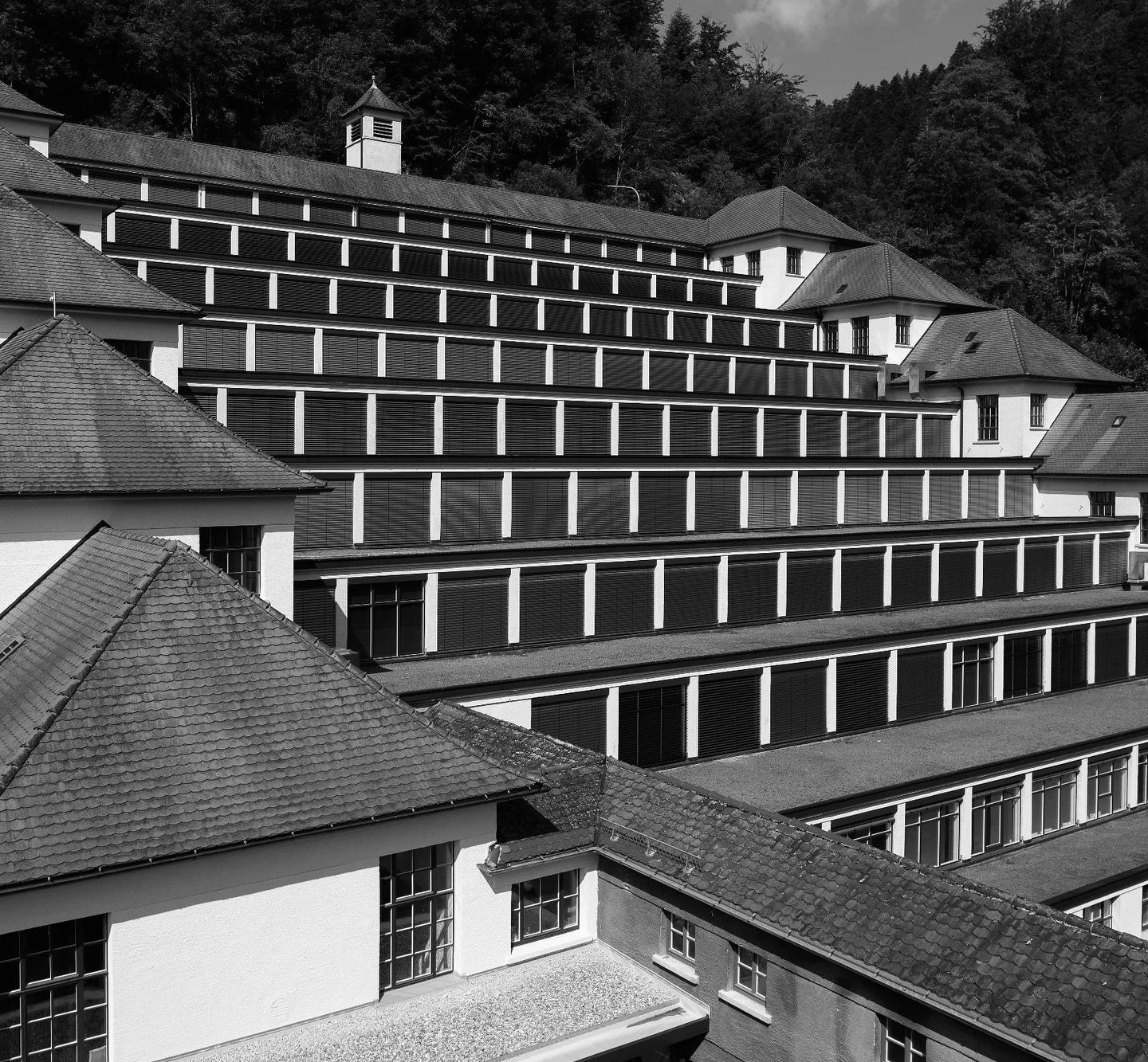Time stands still in the Black Forest with the @junghansgermany Terrassenbau, where architecture, nature, and innovation align. A true icon of design and heritage tucked into the hillside of Schramberg.

#JunghansTerrassenbau #BlackForestGermany #Arc