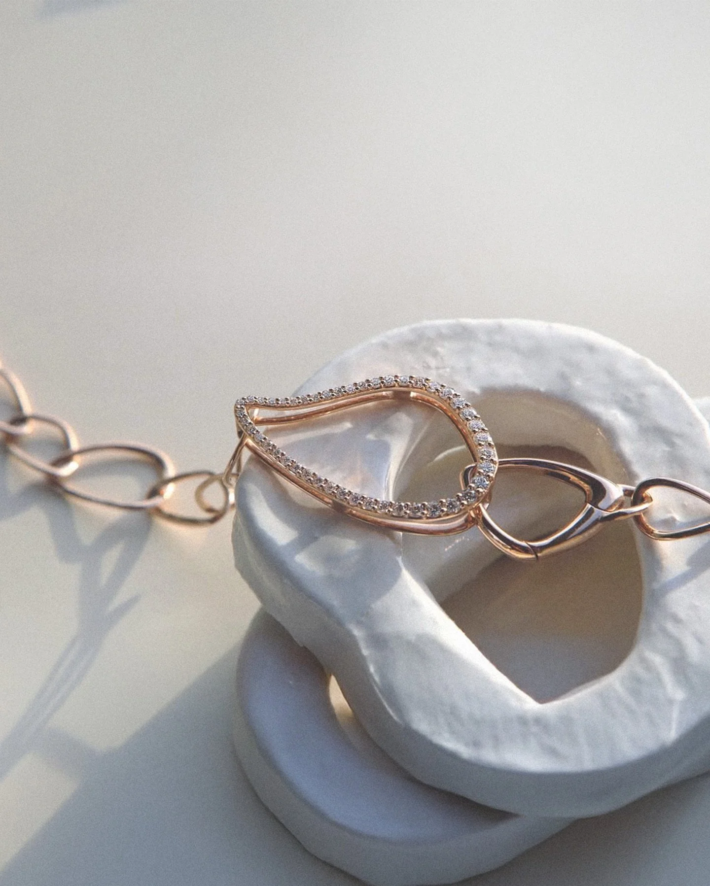 Uncover the timeless allure of modern minimalism with @bigli_jewels, where sleek design meets effortless sophistication.

#BigliJewelry #FineJewelry #LuxuryDesign
#ModernElegance #MinimalStyle #EverydayLuxury
#JewelryAddict #thebluecompany #theblueco