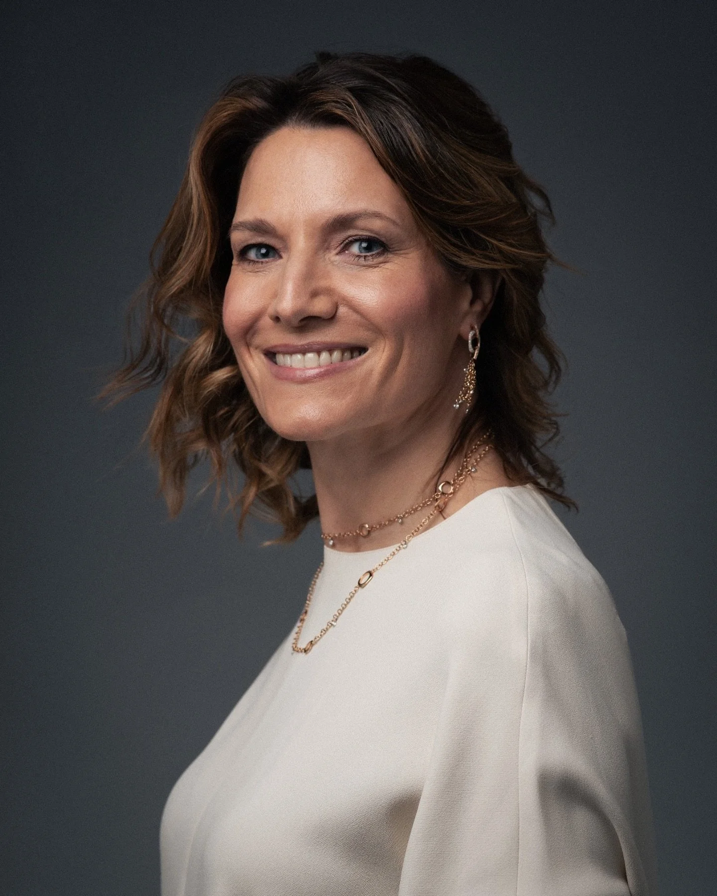 Monica Porracin is wearing @bigli_jewels Elements, a collection where timeless elegance meets innovative, contemporary design. Hand-crafted in 18k gold with refined diamond settings, each piece is made to embody happiness and to celebrate the moments