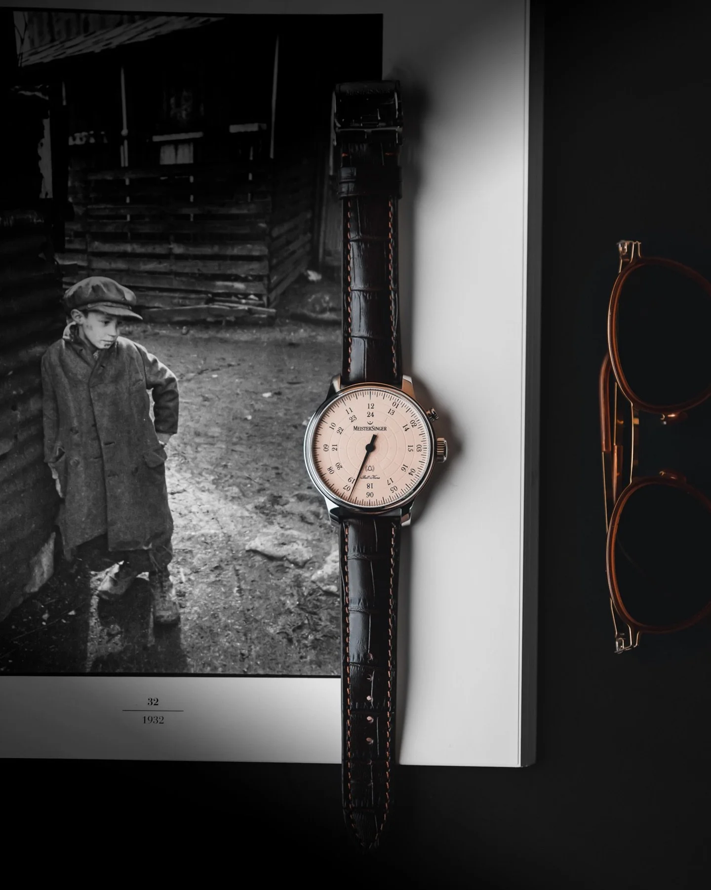 The @meistersinger_watches Bell Hora is reviving a practically forgotten complication: the sounding &ldquo;Sonnerie au passage&rdquo;. Exactly on the hour, the watch produces a friendly chime, alerting the wearer to the passing of time without having