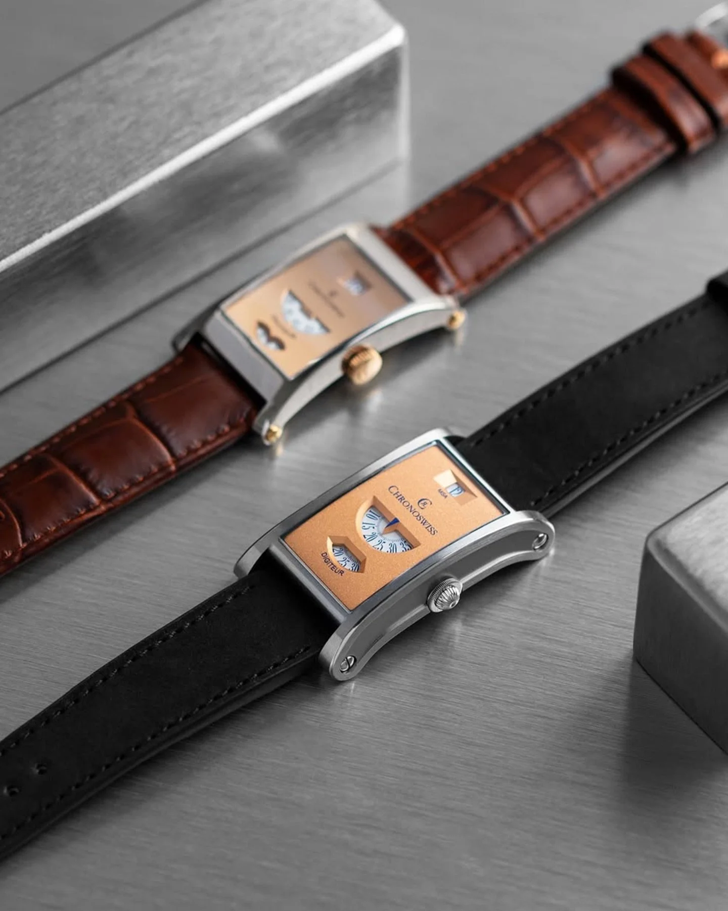 Capturing the Neo Digiteur Sand as it bridges the past and future of Chronoswiss. Its sculpted stainless-steel case, sand-blasted contours, and modern regulator display redefine the Digiteur legacy!

#chronoswiss #neo #digiteur #swissmade #thebluecom