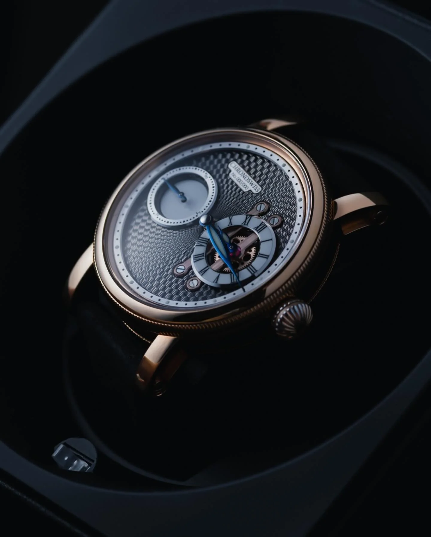 Forged in pure gold and driven by mechanical mastery. The @chronoswiss_official Strike Two Nugget, crafted in solid 18ct red gold, reveals an anthracite guilloch&eacute; dial, exposed bridges, and the Manufacture Caliber C.6000.
Presented in a @swiss