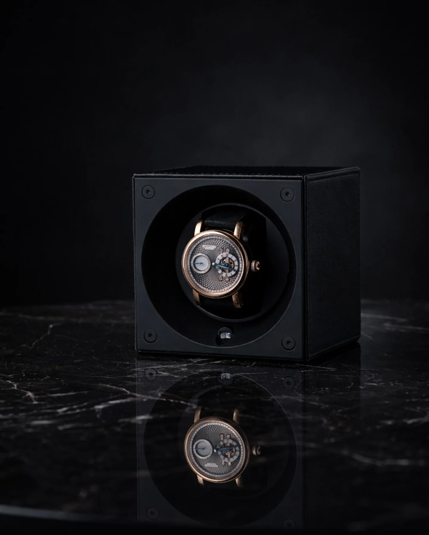 Timeless mechanics meet precision care with the @chronoswiss_official Strike Two showcased in the @swisskubik Masterbox winder, where Swiss craftsmanship is preserved in motion and design speaks quietly but confidently.

#Chronoswiss #SwissKubik #Mas