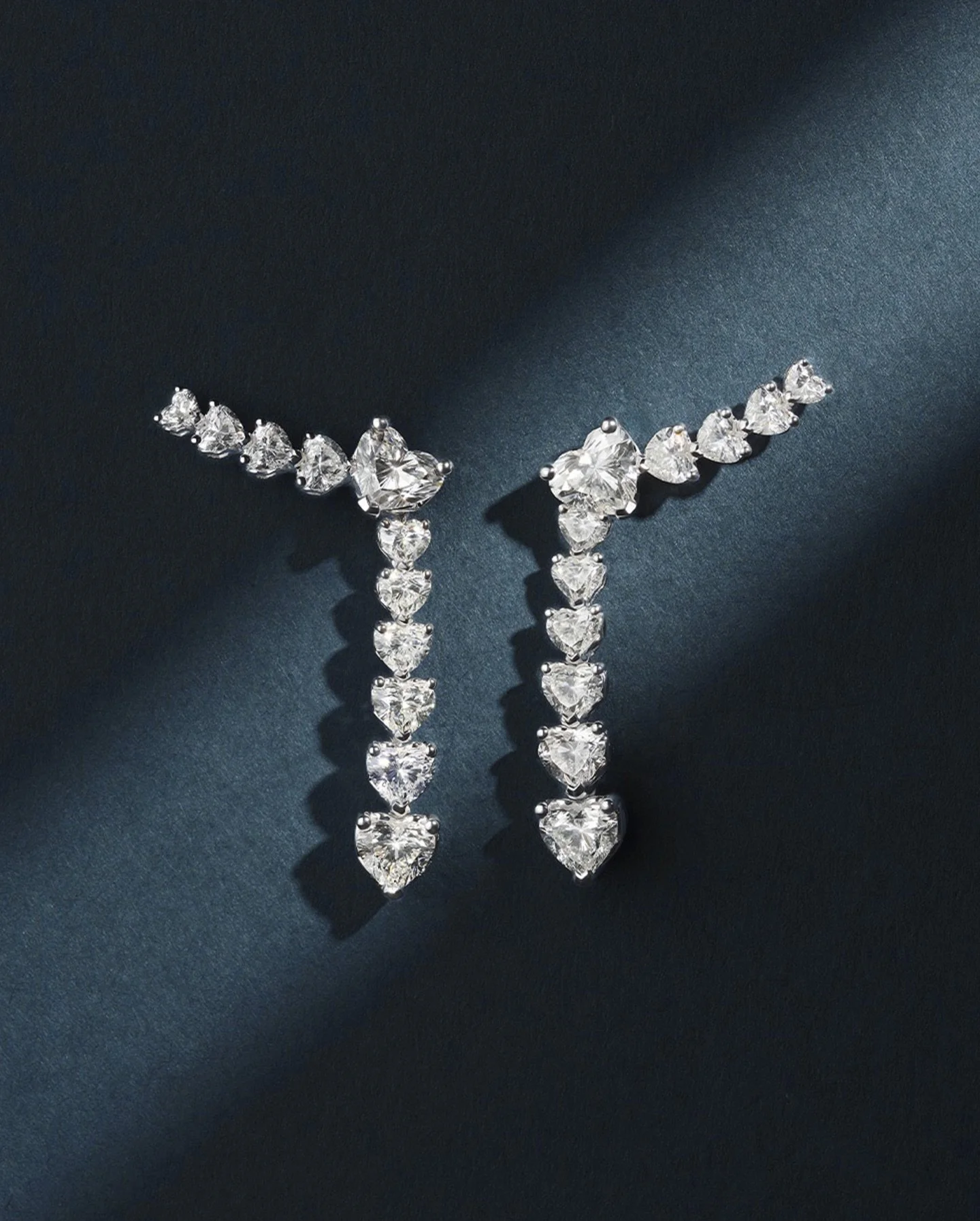 Let @recarloofficial heart-shaped diamonds illuminate you in a graceful cascade of elegance.

#Recarlo #HighJewelry #diamonds #jewellery #thebluecompanylondon
