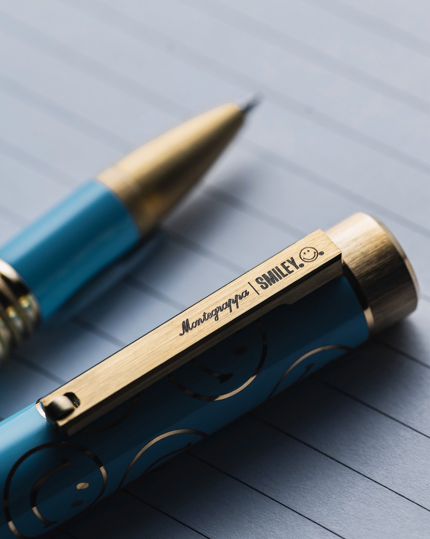 The energy of pop art animates the iconic ZERO in three vibrant colours. Solid brass construction and glossy enamel fills define the joyful spirit of the Smiley&reg; Heritage Collection.

#50YearsOfSmiley #limitededition
#montegrappaitalia #writing #