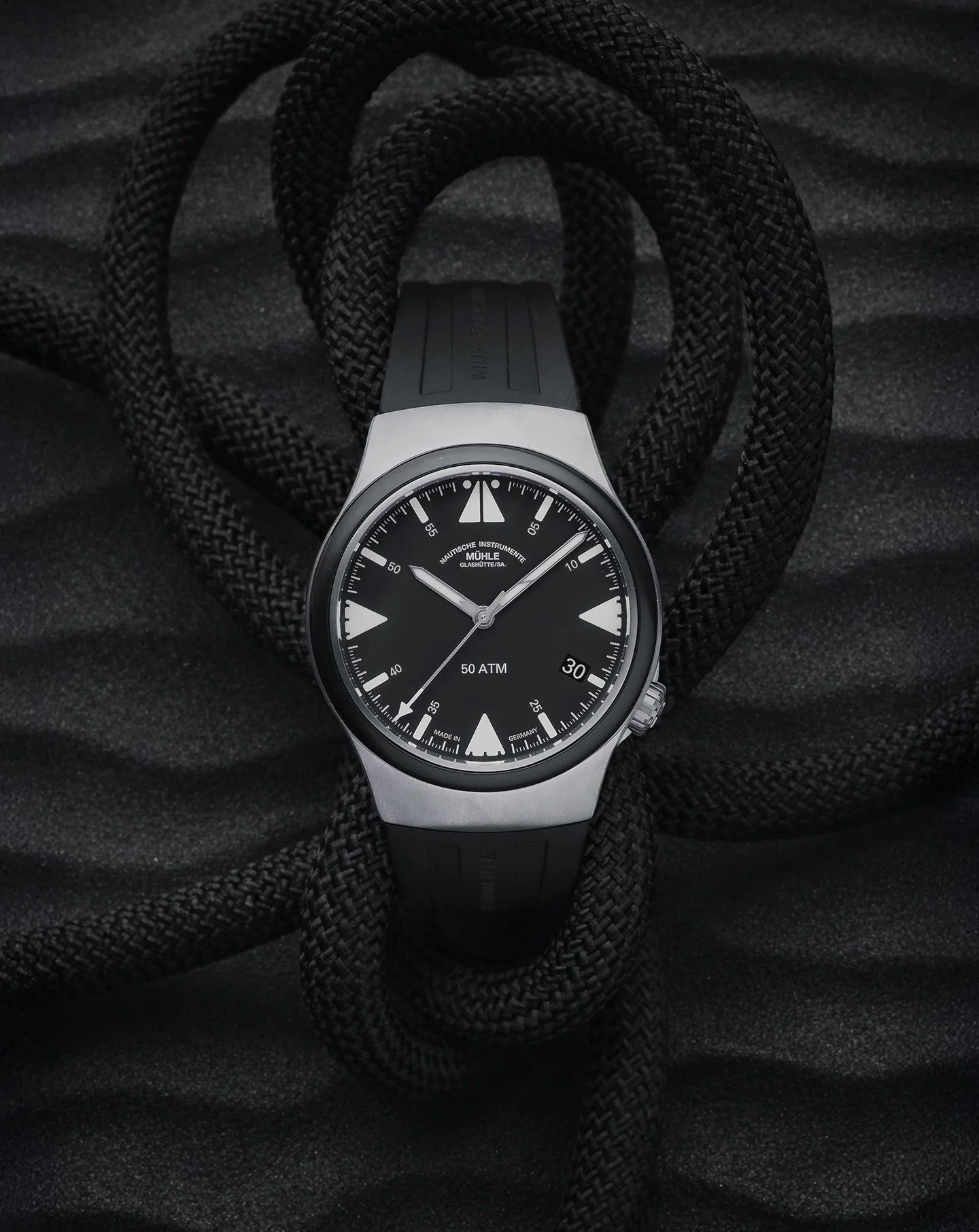 Designed with all weather in mind and featuring 500 meters water resistance, the SAR Mission Timer TITAN from @muehle_glashuette is the perfect blend of style and functionality!

#muhleglashutte #muehleglashuette #m&uuml;hleglash&uuml;tte
#sar #sarmi