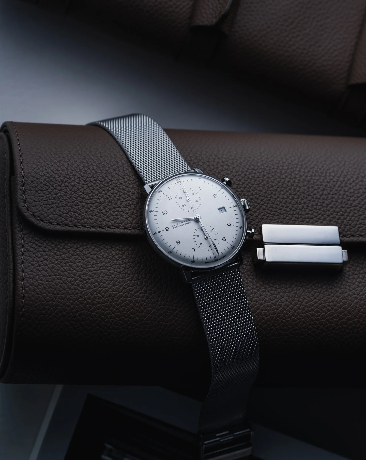 Clean lines meet considered luxury with the @junghansgermany max bill Chronoscope on a Milanese bracelet! Paired effortlessly with the @scatoladeltempo Pochette in rich brown leather.

#Junghans #maxbill #Chronoscope #ScatolaDelTempo #WatchStyle
