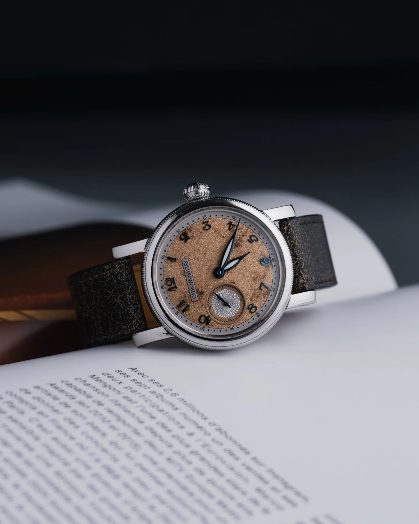 Timeless mechanics and desert tones with the @chronoswiss_official Small Second Desert! A sophisticated, grounded, and distinctly modern timepiece that blends Swiss workmanship with organic inspiration.

#Chronoswiss #SmallSecond #IndependentWatchmak