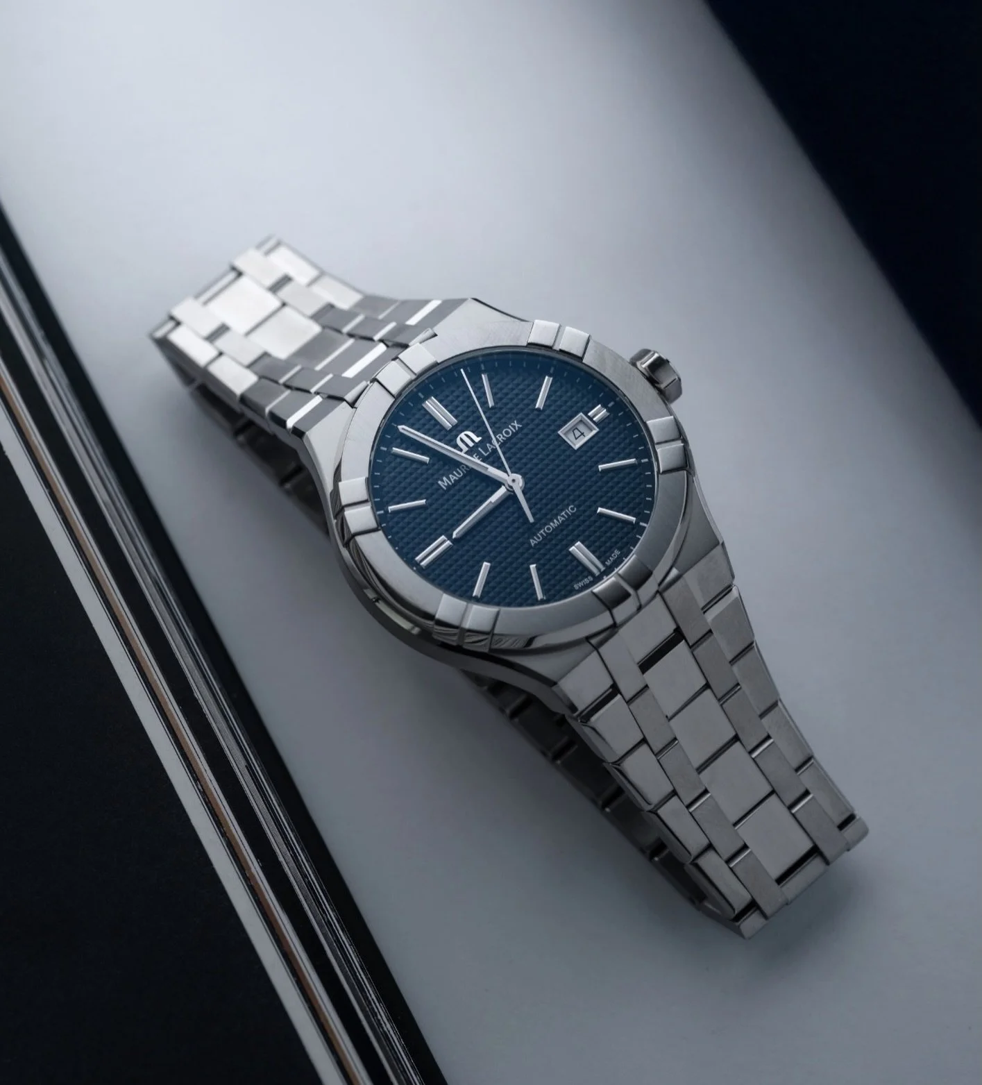 Undoubtedly @mauricelacroix.
The exceptional AIKON with a blue Clous de Paris dial on a sporty rubber strap!

#mauricelacroix #aikon #mauricelacroixaikon #aikonautomatic #yourtimeisnow