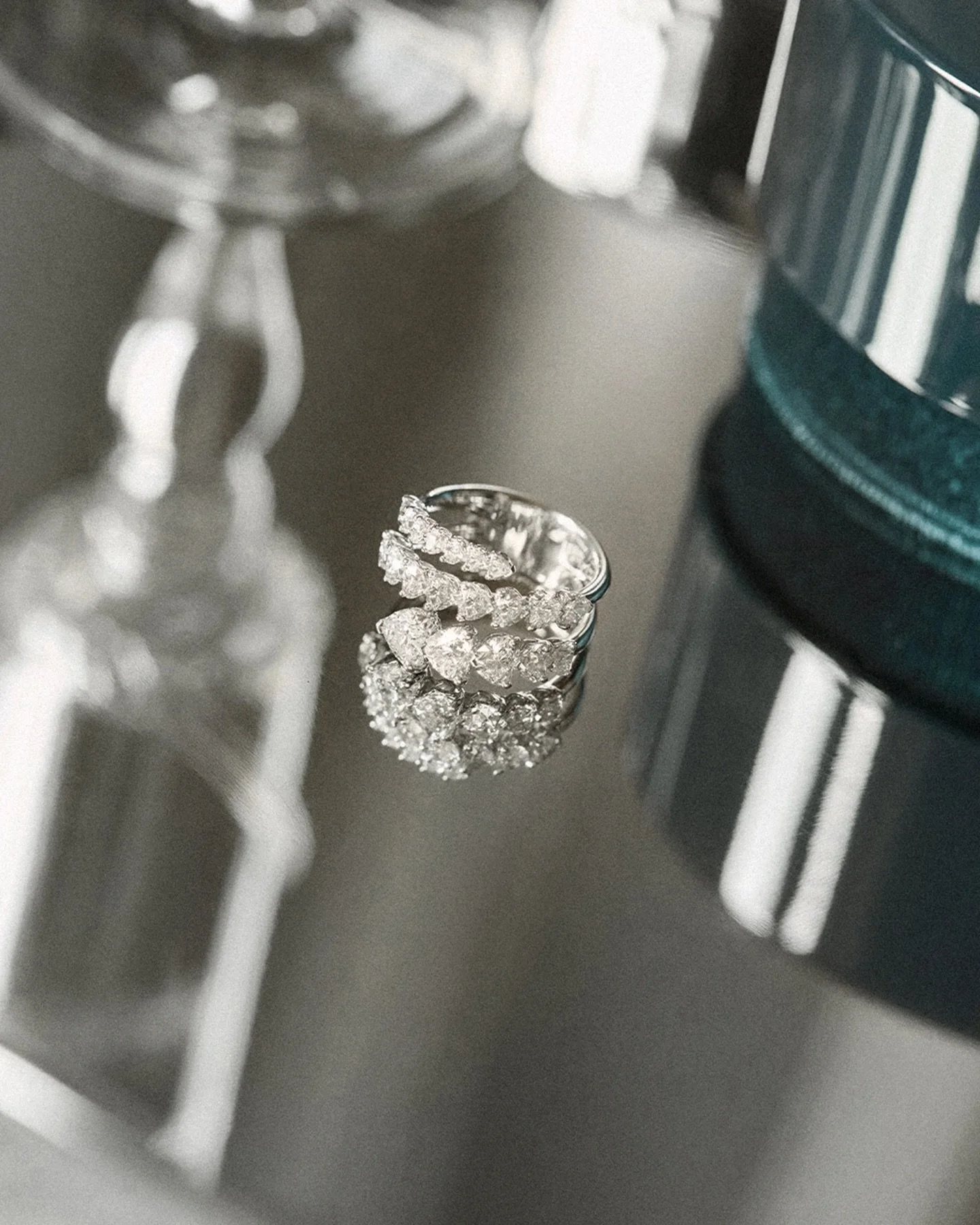 A modern expression of romance, with the heart-shaped diamonds by @recarloofficial , turning a timeless symbol of love into a bold and elegant statement.

#Recarlo #DiamondRing #HeartDiamond #FineJewelry #LuxuryJewelry