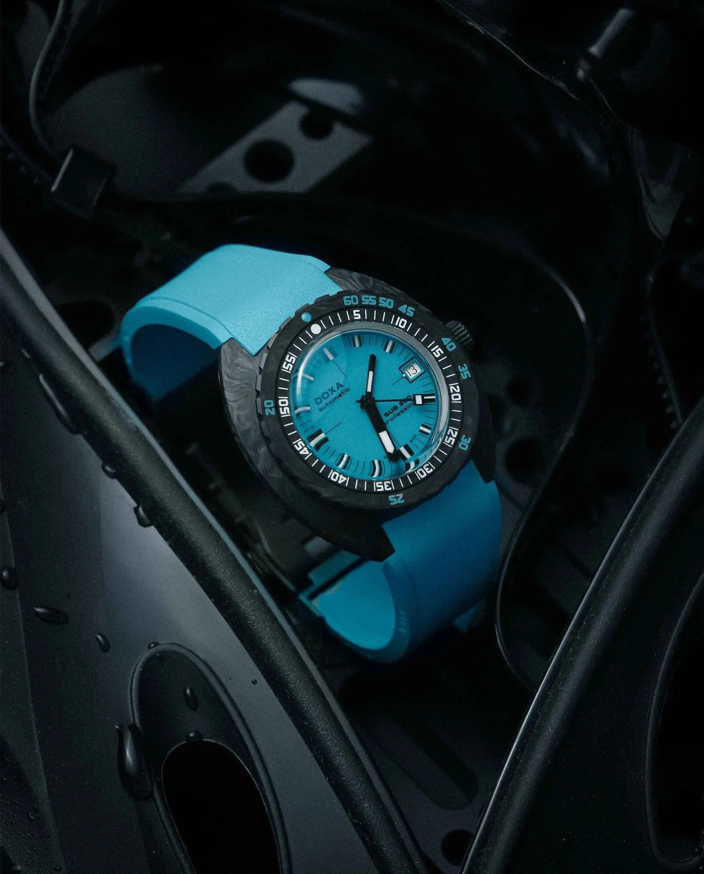 The @doxawatchesofficial SUB 300 CARBON is a remarkable representation of how vintage designs can work with modern materials. It can withstand anything life throws at it thanks to its 300M Water Resistance, COSC-Certified movement, and forged carbon 