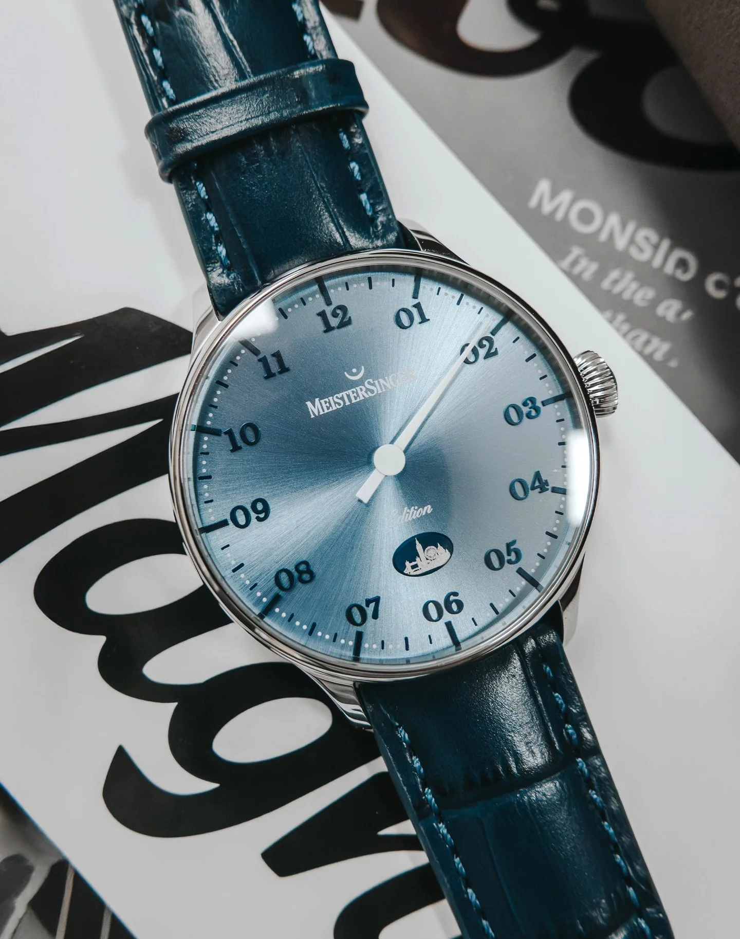 A tribute to London through MeisterSinger&rsquo;s signature single-hand philosophy. The City Edition 2026 captures time in its purest form&mdash;minimal, intentional, and deeply connected to place, with a skyline that tells its own story.

#MeisterSi