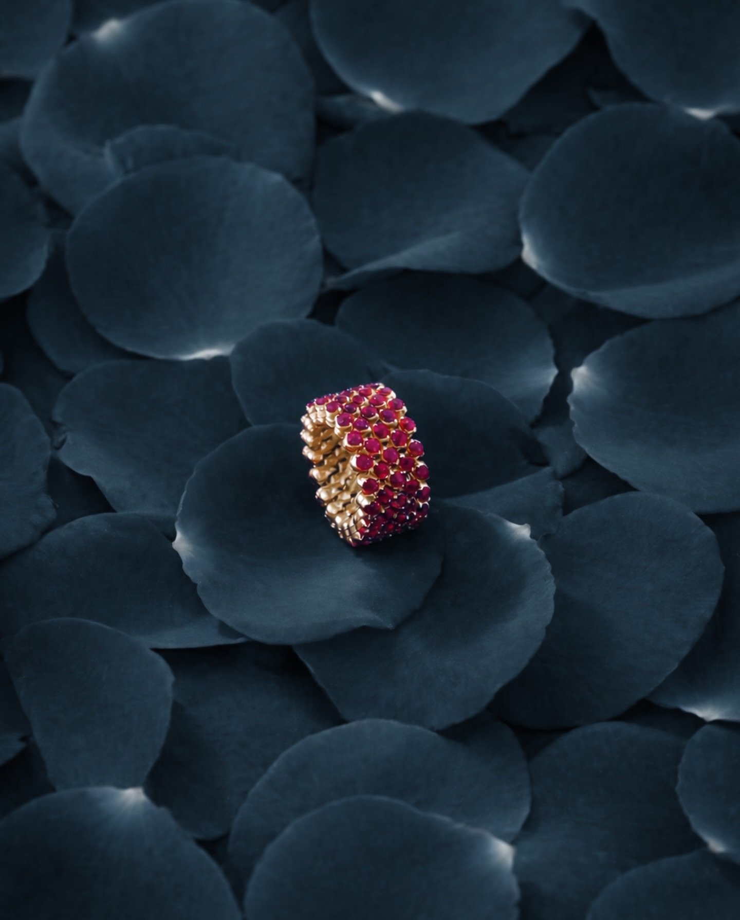 @serafino_consoli_jewelry redefines jewellery through movement, innovation, and Italian craftsmanship. Designed to transform and adapt, each piece evolves with you!

#SerafinoConsoli #ItalianCraftsmanship #InnovativeJewellery #FineJewellery #Timeless