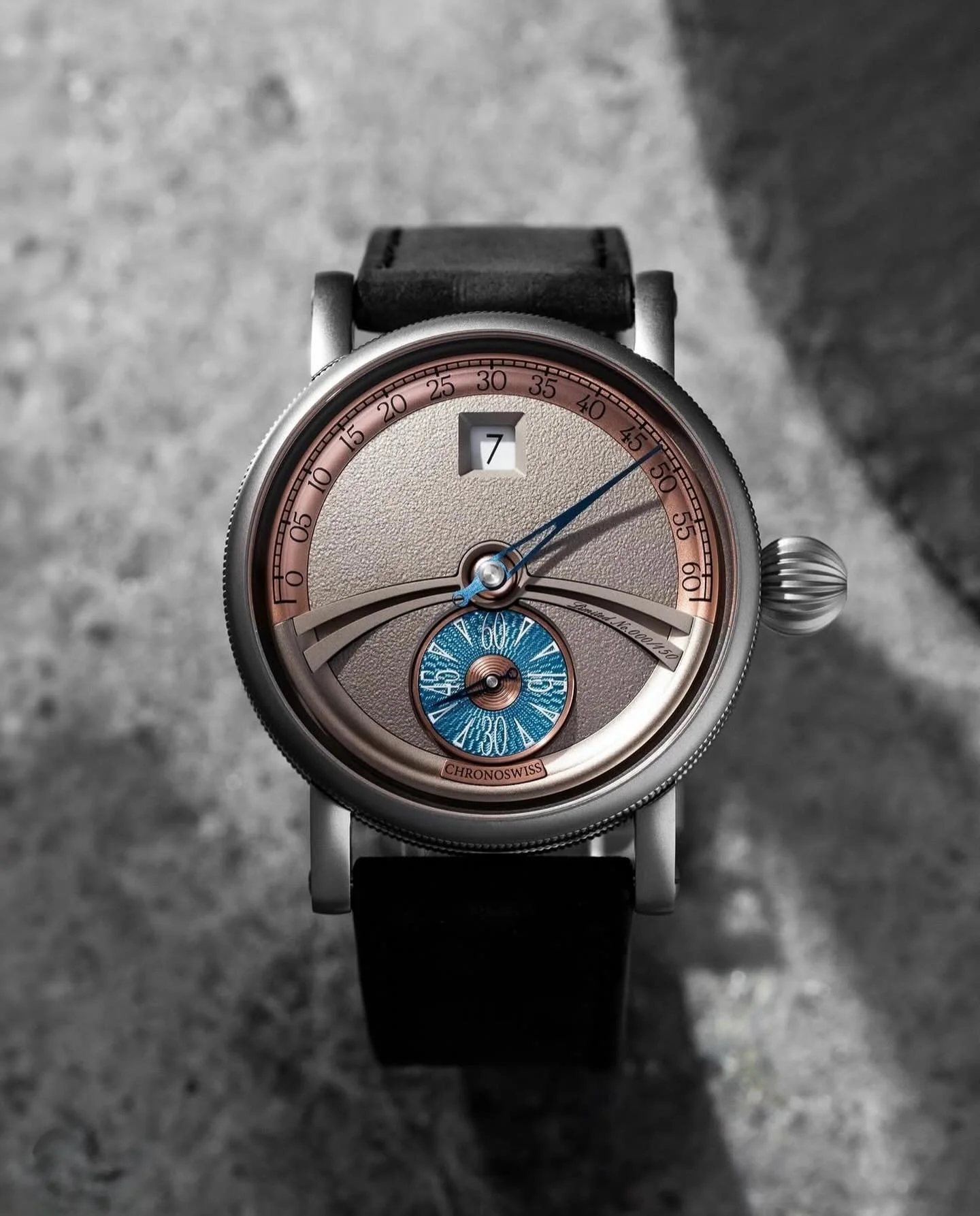 The Delphis Art Deco by @chronoswiss_official is a striking reinterpretation of one of the brand&rsquo;s most iconic complications, now seen through the bold, geometric lens of the Roaring Twenties.

Featuring a jumping hour, retrograde minutes, and 