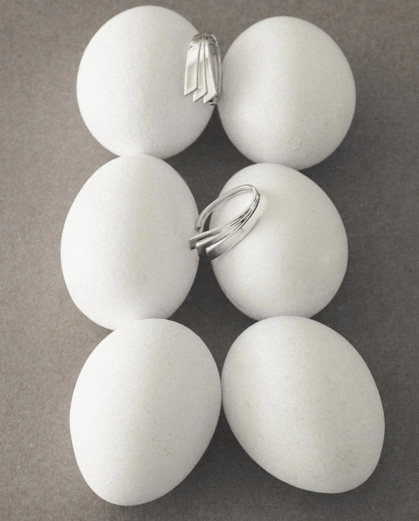 Refined and resurrected, @kinraden s symmetry earrings made of recycled sterling silver convey the ageless strength of what has already lived.

#kinraden #kinradenfinejewellery #earrings #thebluecompany #thebluecompanylondon