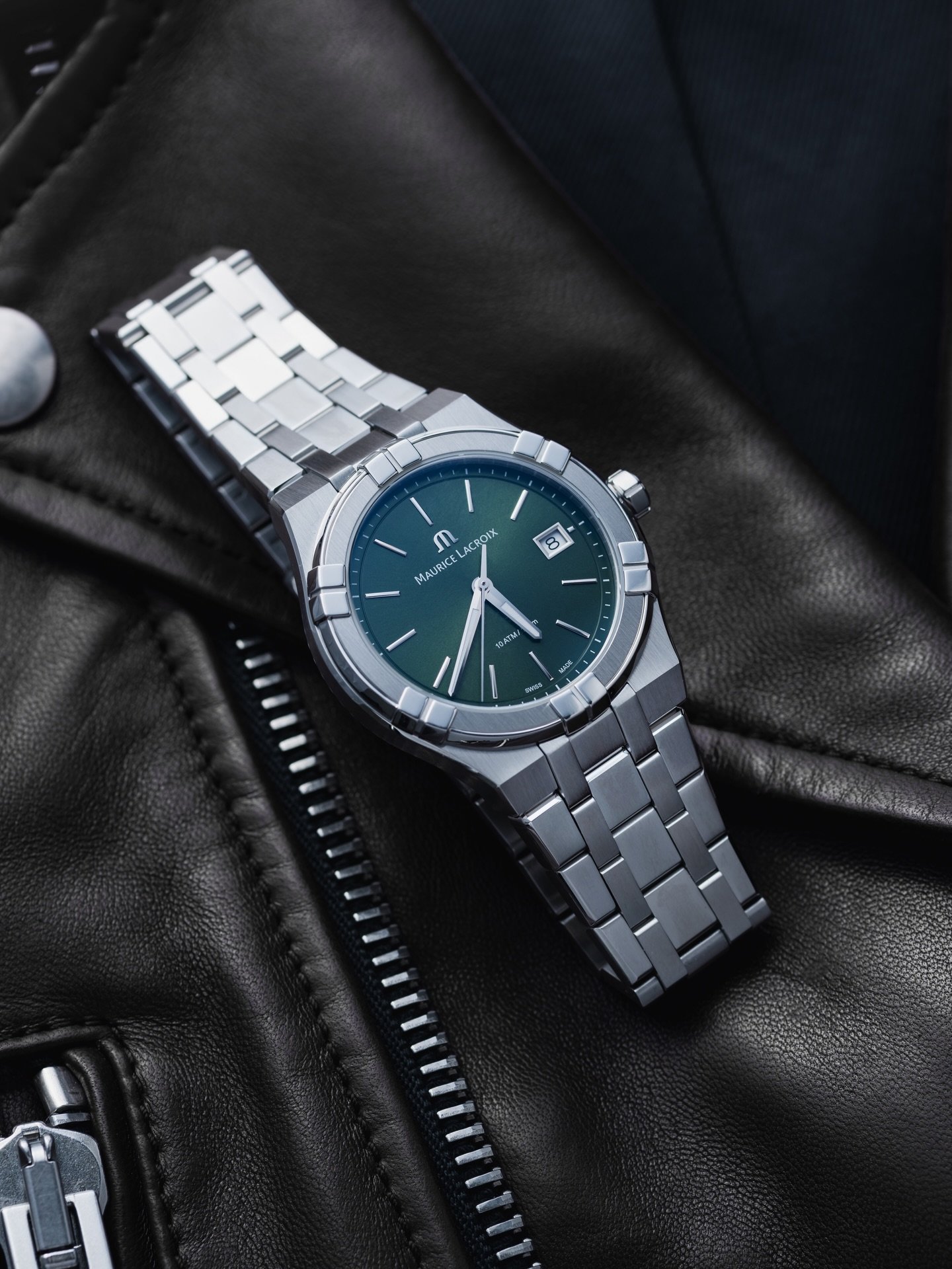 Swiss craftsmanship mixed with meticulous design, the @mauricelacroix AIKON Quartz is the ideal modern timepiece!

#mauricelacroix #aikon #mauricelacroixaikon #aikonquartz  #yourtimeisnow