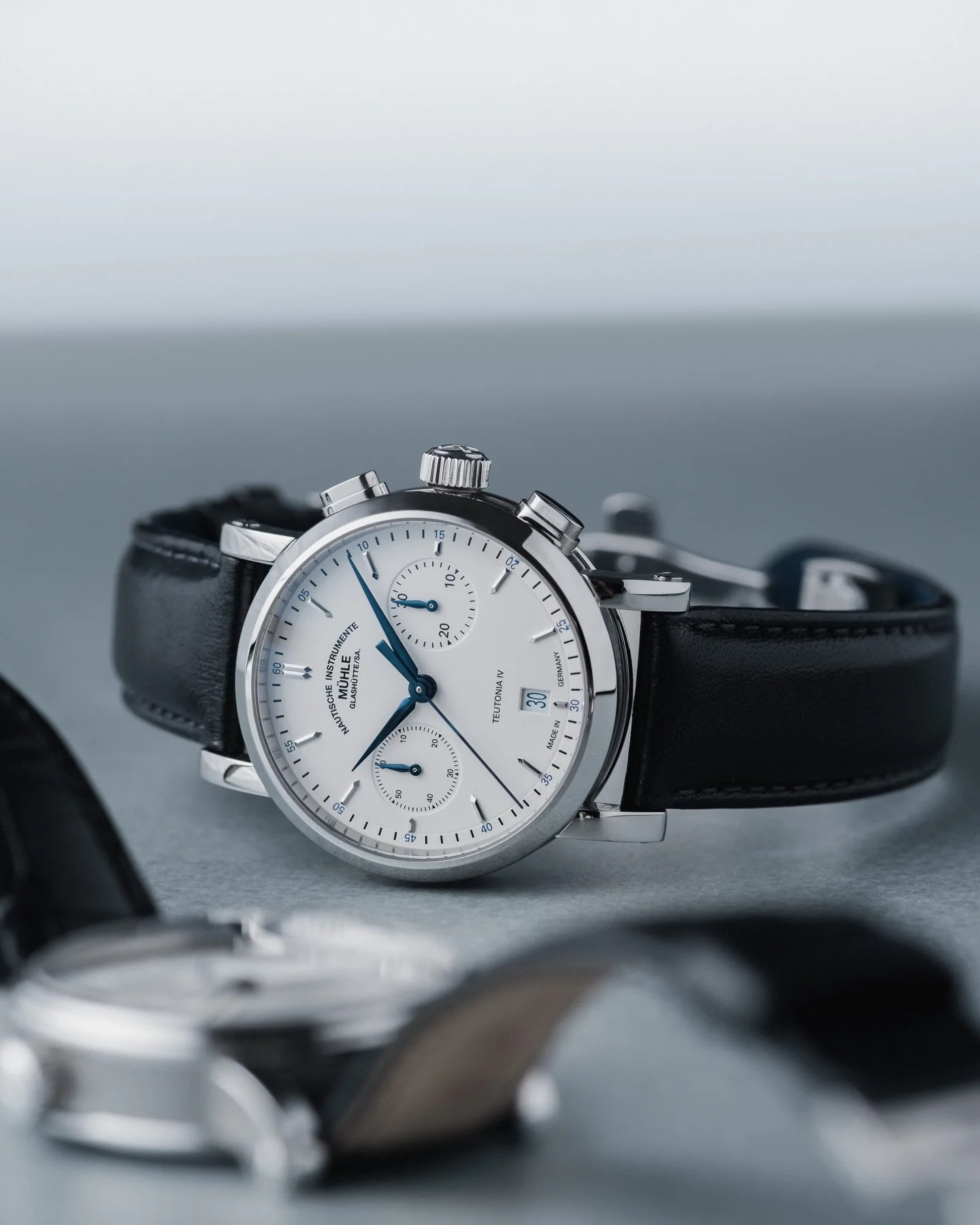 The @muehle_glashuette Teutonia IV Chronograph, which has all the features of a genuine chronograph but fits neatly under a shirt cuff at 39mm, goes against the common belief that chronographs are bulky.

#muhleglashutte #muehleglashuette #m&uuml;hle