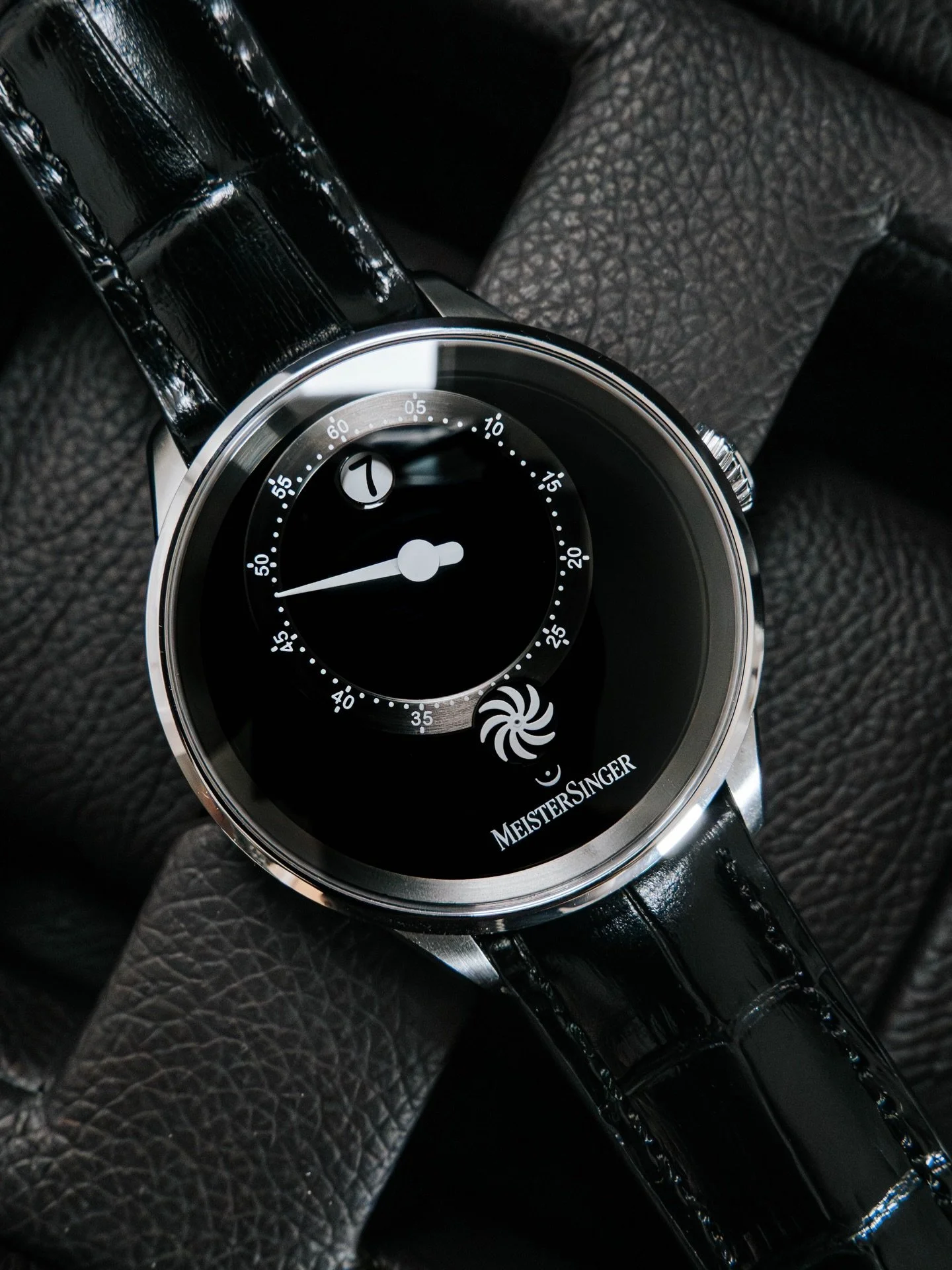 A composition of time: the new Panthero Jumping Hour. For 25 years, MeisterSinger has redefined how time can be experienced. Now, to mark our 25th anniversary, we present an absolute watch highlight of the watch year 2026.

#meistersinger #meistersin