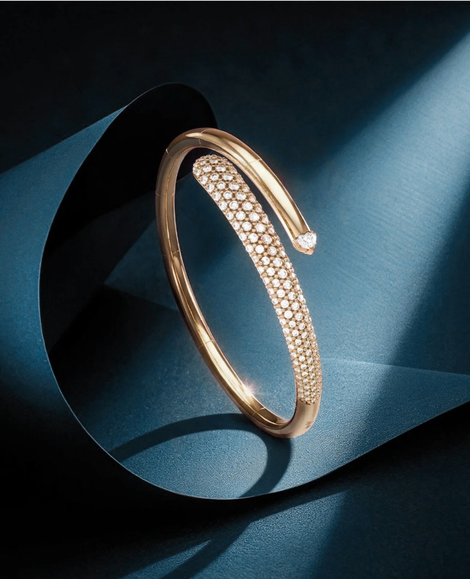 Elegance flows naturally in a soft curve of gold, enhanced by diamonds that move with you.

#Recarlo #Contrari&eacute; #diamonds #thebluecompany #thebluecompanylondon