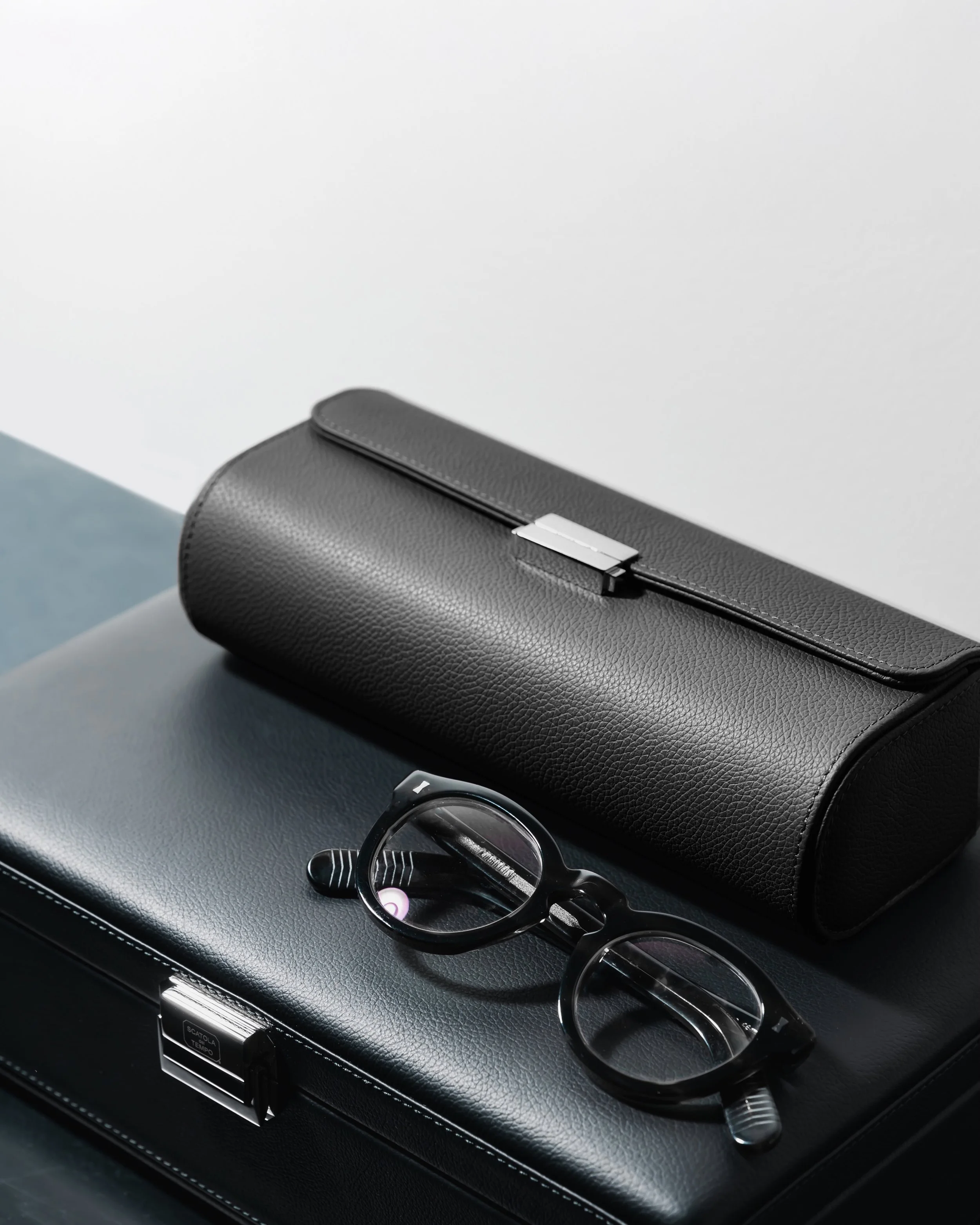 Designed with superior craftsmanship and the highest quality materials. The @scatoladeltempo line protects your most prized belongings when at home or on the go.

#scatoladeltempo #madeinitaly #italiandesign #italiandoitbetter #luxury