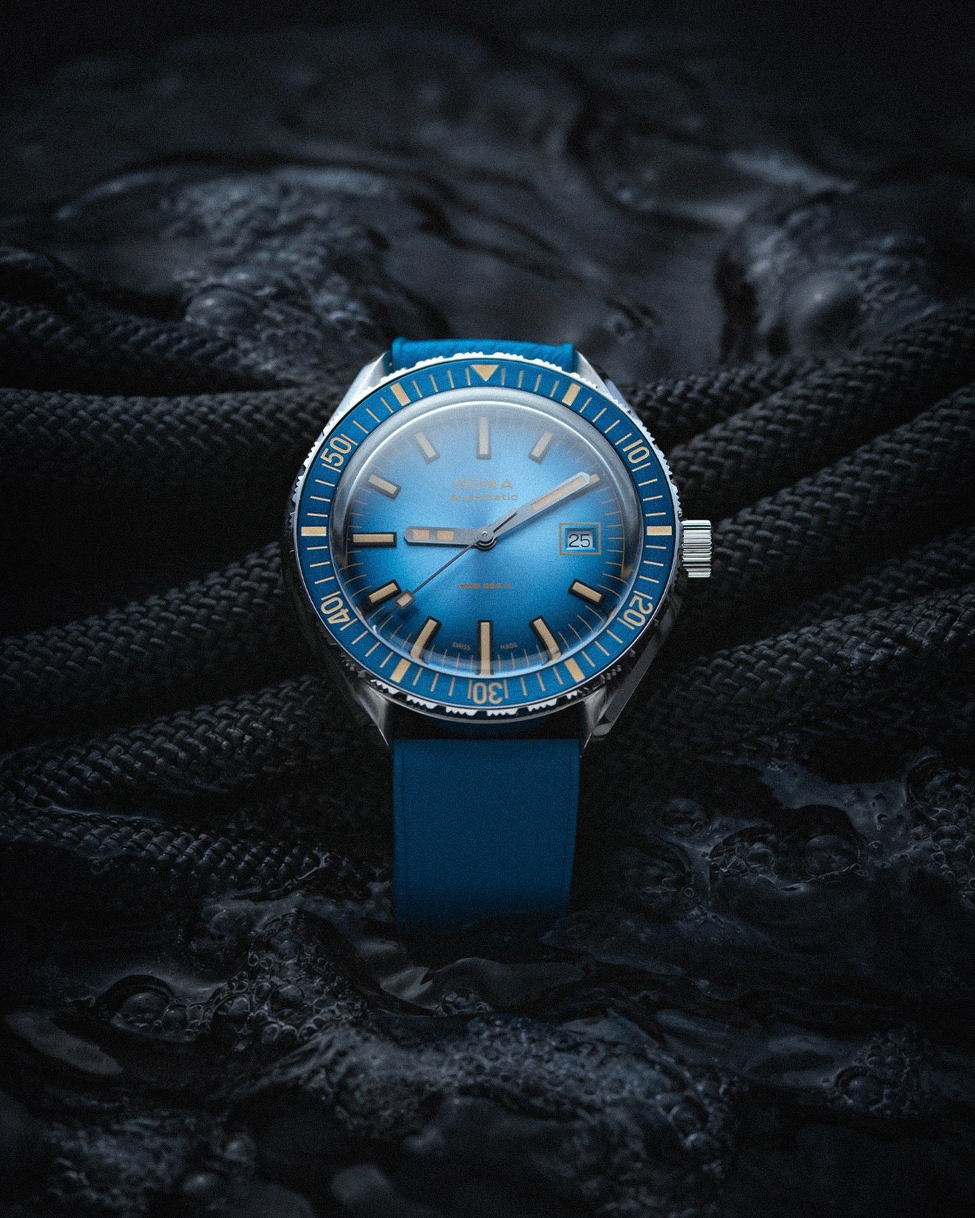 The @doxawatchesofficial SUB 200 II Caribbean is a bold coloured diver that is perfect for summer style on the new tropical rubber straps!

#doxa #doxawatches #yourtimeisnow #sub200ii #caribbean