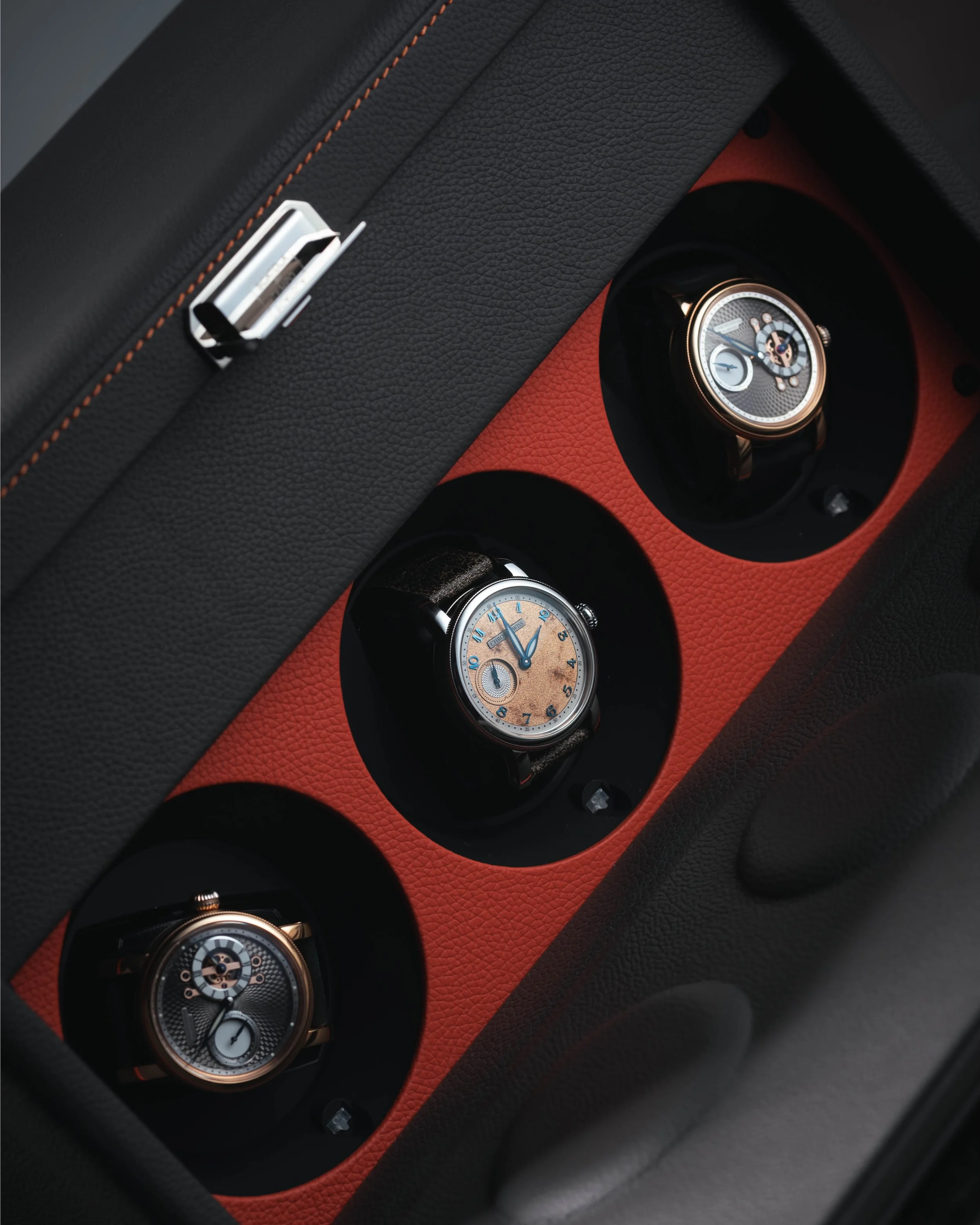 Preserve your finest timepieces in style with the @scatoladeltempo 7RT. Combining exceptional materials, Italian design and meticulous craftsmanship, it offers a sophisticated home for your treasured @chronoswiss_official watches while keeping them p