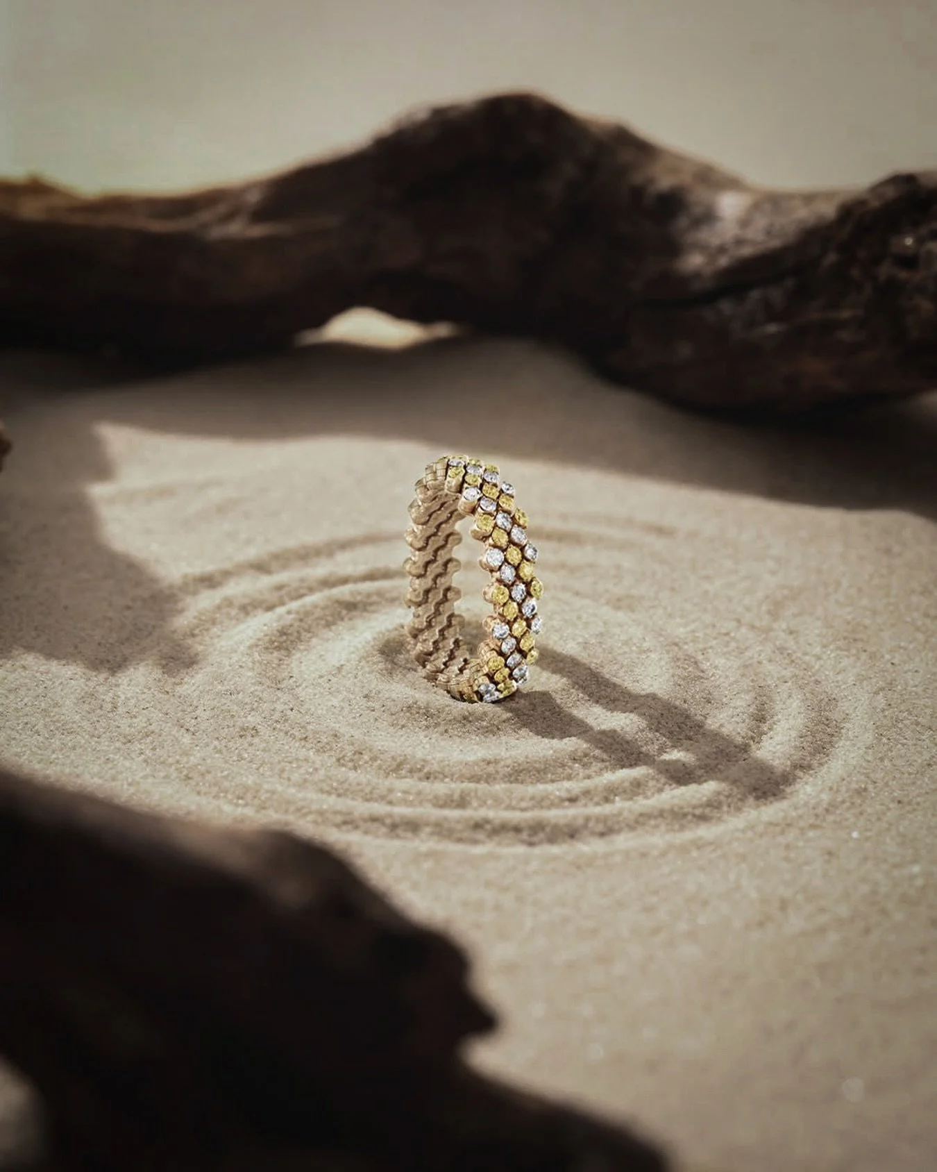 A celebration of jewellery designed to move beyond the ordinary. @serafino_consoli_jewelry combines ingenious design with the artistry of Italian jewellery-making, creating pieces that adapt effortlessly to every moment.

#SerafinoConsoli #MadelnItal