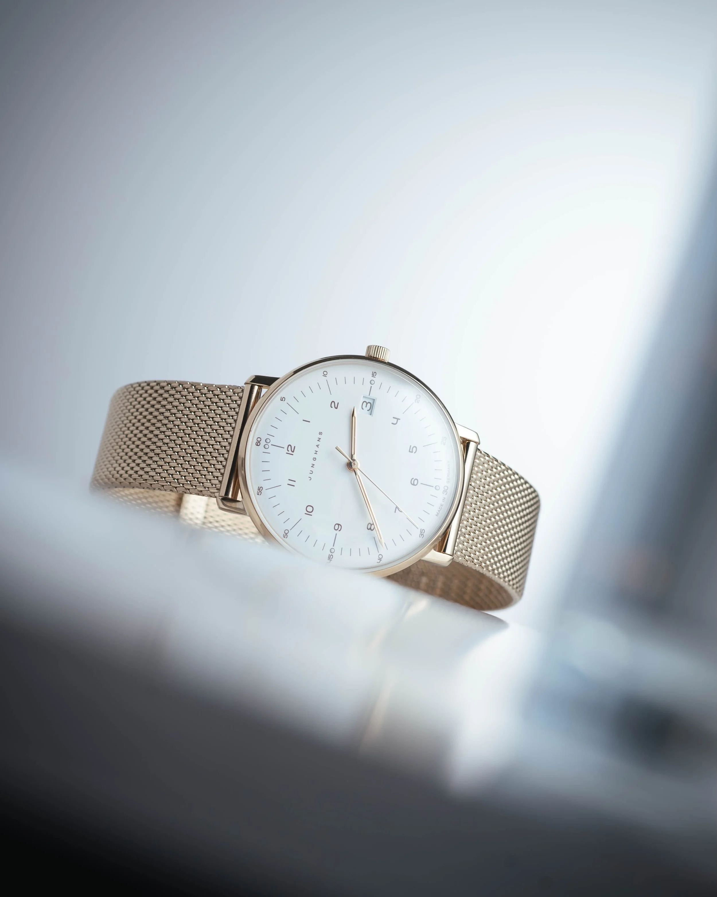 The @junghansgermany max bill collection is a masterclass in understated design with its clean lines, timeless details and craftsmanship that speaks for itself.

#junghans #junghansmaxbill #junghanswatch #vintagejunghans #ilovejunghans