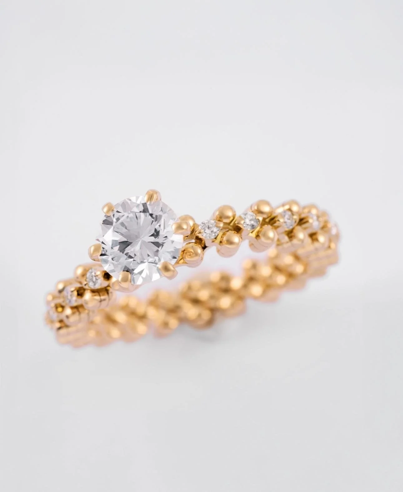 With @serafino_consoli_jewelry white diamonds illuminating the purity of white gold and the warmth of rose gold, this exquisite solitaire reimagines tradition with a contemporary elegance that feels truly eternal.

#SerafinoConsoli #FineJewelry #Ital