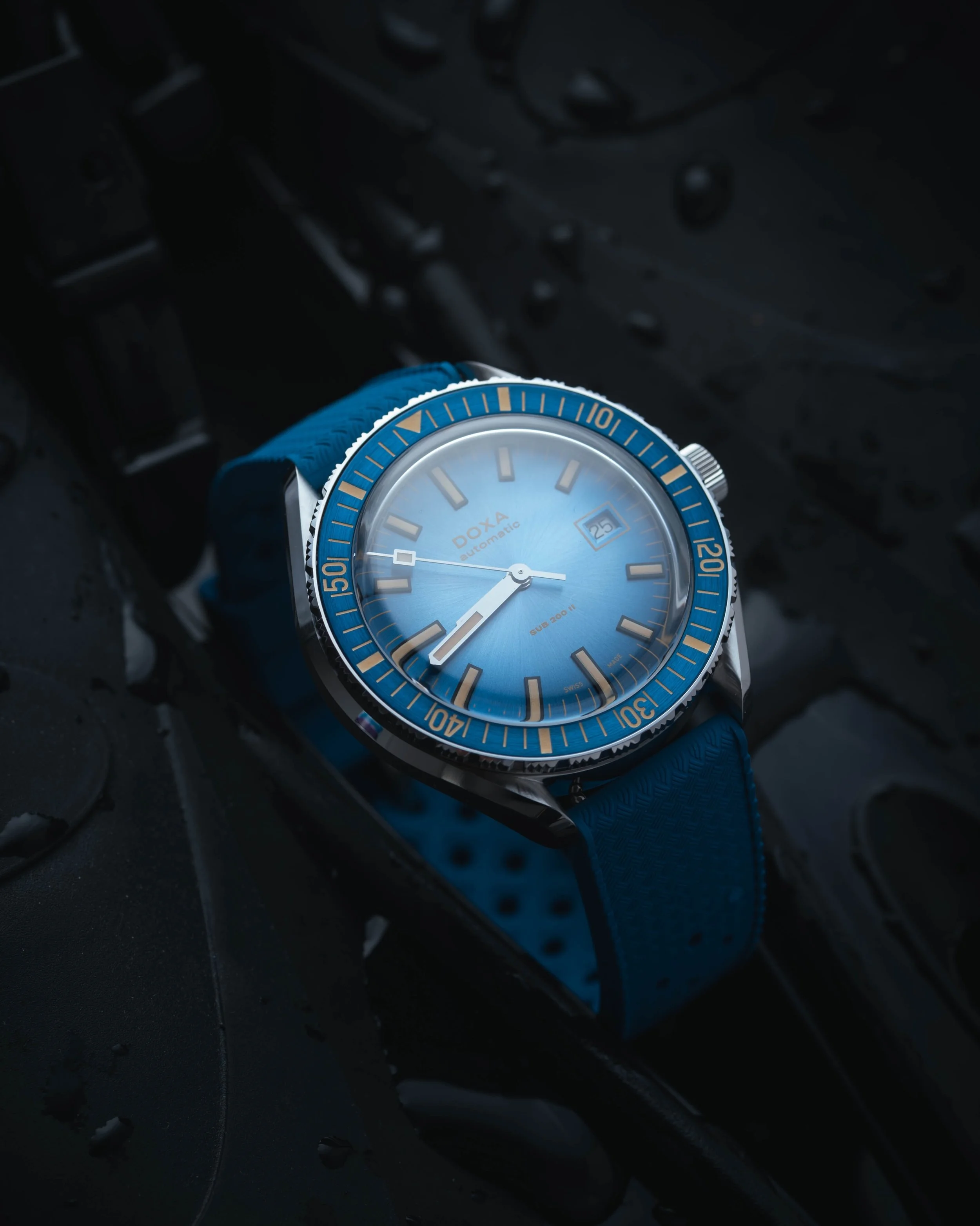 The @doxawatchesofficial SUB 200 II Caribbean makes a statement on the wrist, paired with the new tropical rubber straps, making for the ultimate diver focused watch. 

#doxa #doxawatches #yourtimeisnow #sub200ii #caribbean